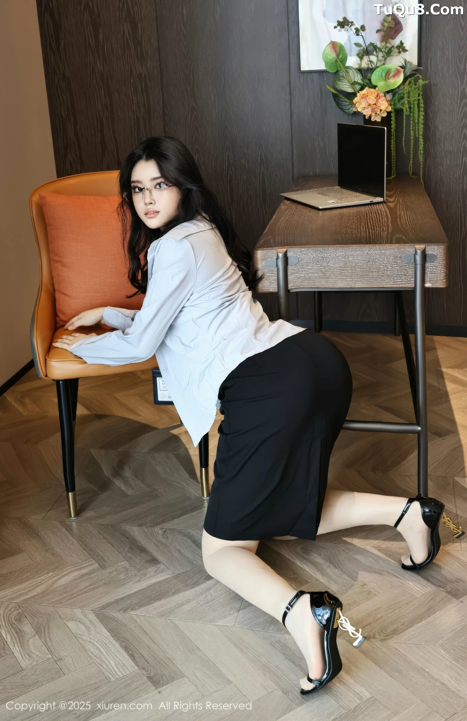 [[XiuRen秀人网]秀人网]No.10674_模特糯梨子性感蓝色衬衫配黑短裙露超薄肉丝秀曼妙身姿诱惑写真60P