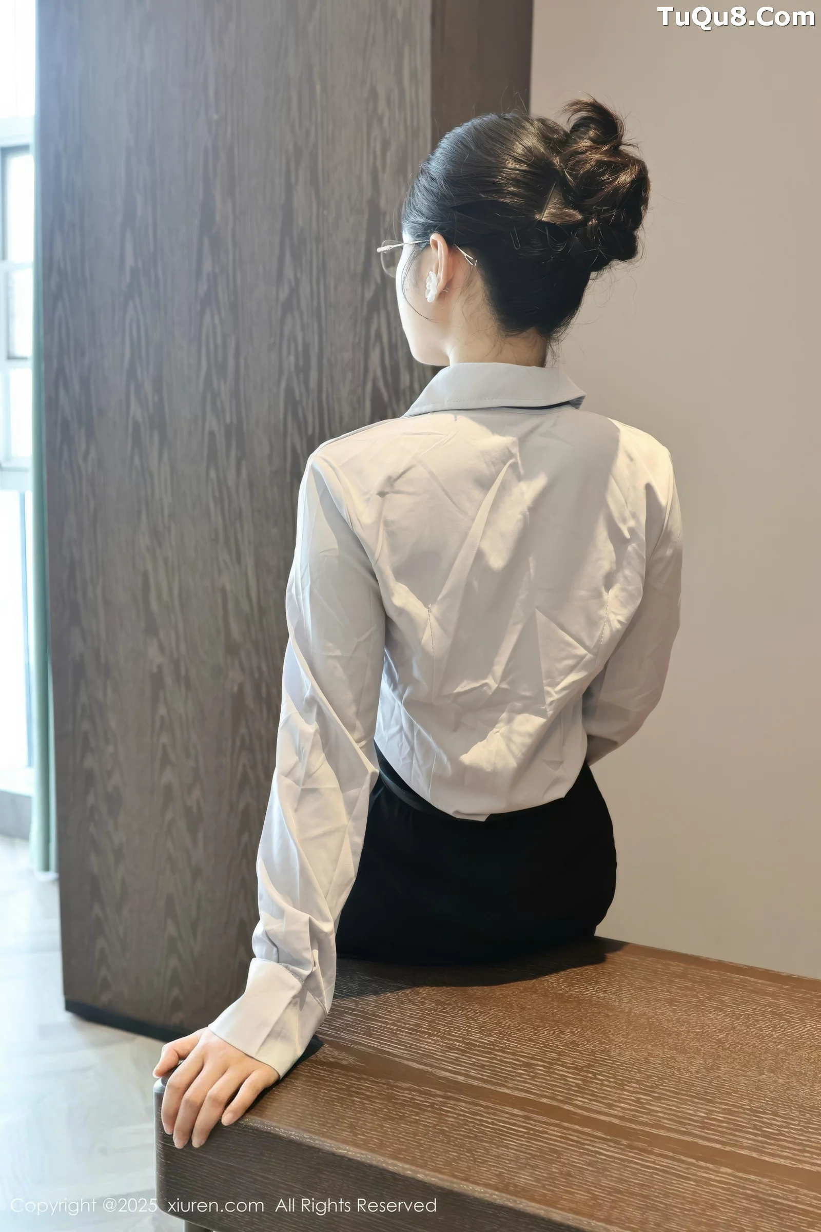 [[XiuRen秀人网]秀人网]No.10674_模特糯梨子性感蓝色衬衫配黑短裙露超薄肉丝秀曼妙身姿诱惑写真60P