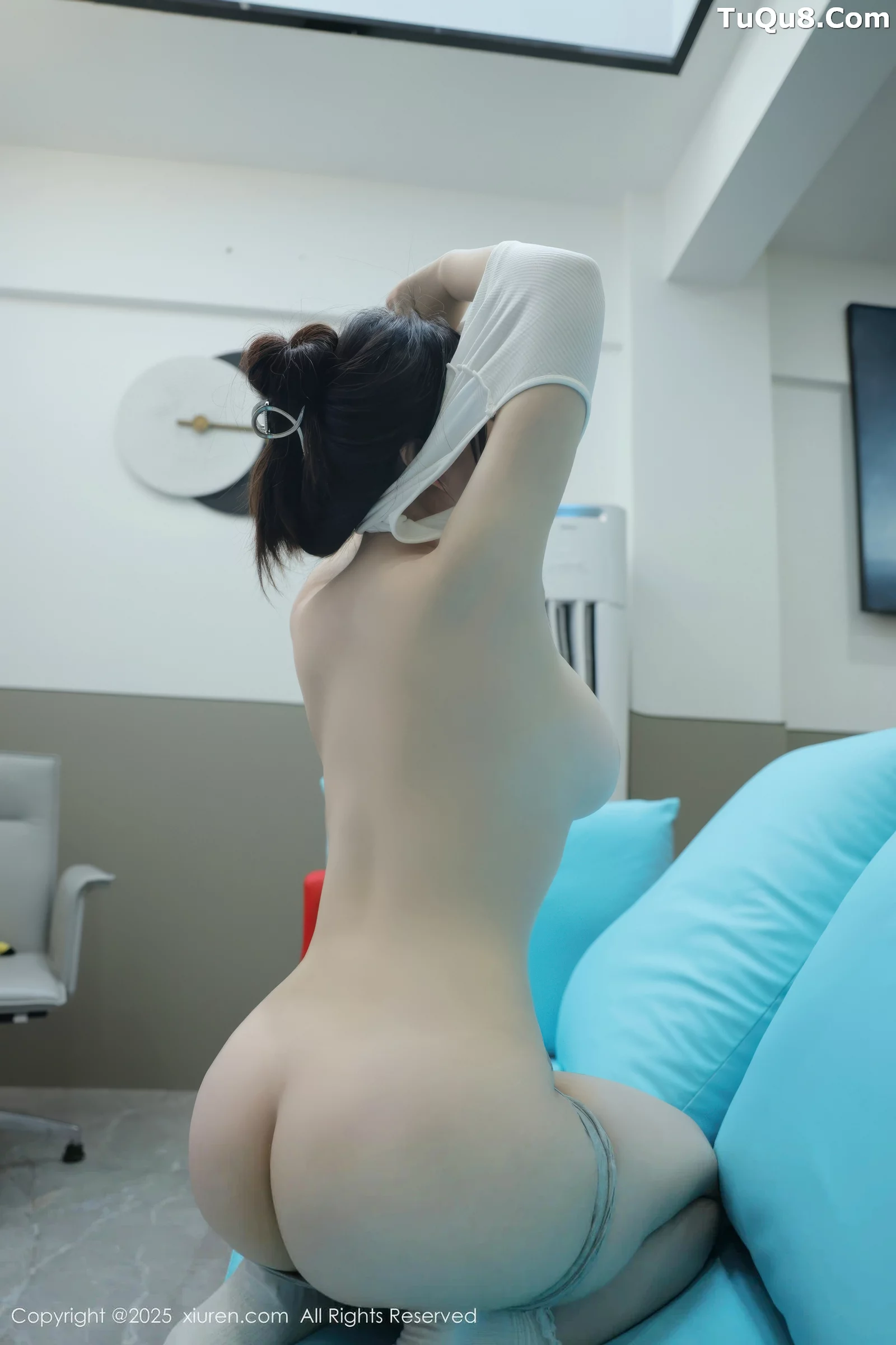 [[XiuRen秀人网]秀人网]No.10676_模特李沁恩lrene性感白色居家上衣配灰色内衣秀丰腴身材诱惑写真70P