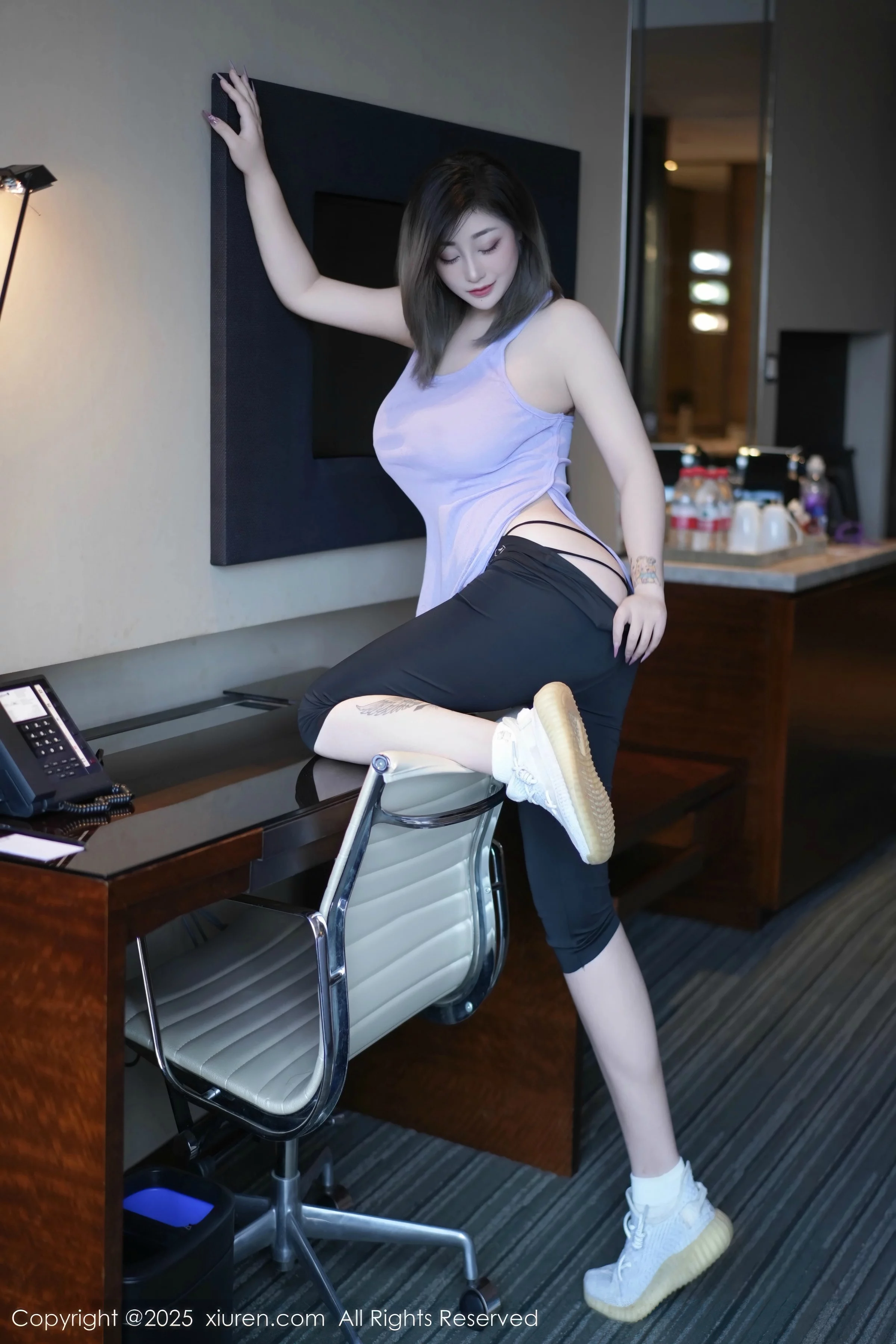 [[XiuRen秀人网]秀人网]No.10682_女神妲己_Toxic性感紫灰色上衣配黑色短裤秀丰满身材诱惑写真52P