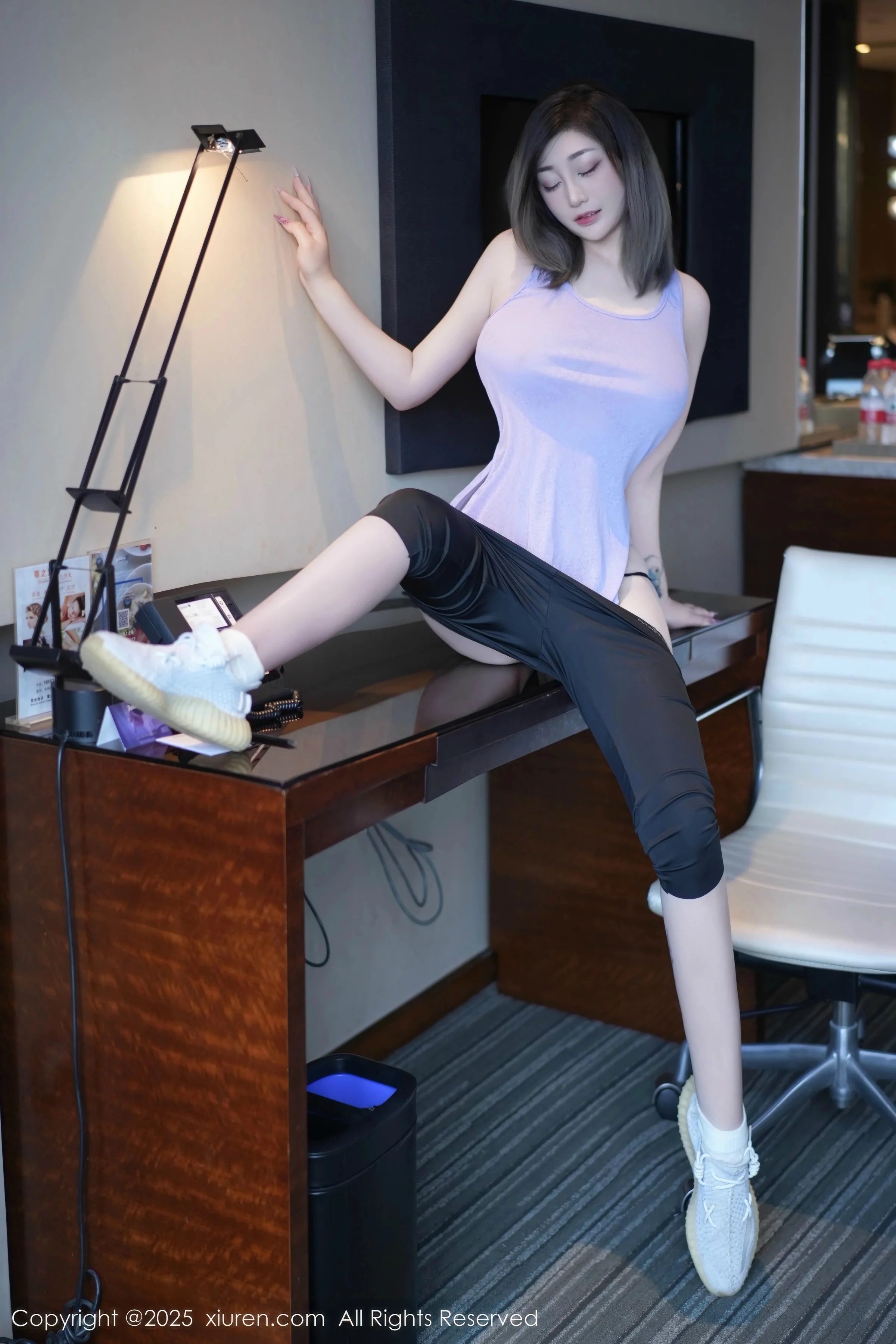 [[XiuRen秀人网]秀人网]No.10682_女神妲己_Toxic性感紫灰色上衣配黑色短裤秀丰满身材诱惑写真52P