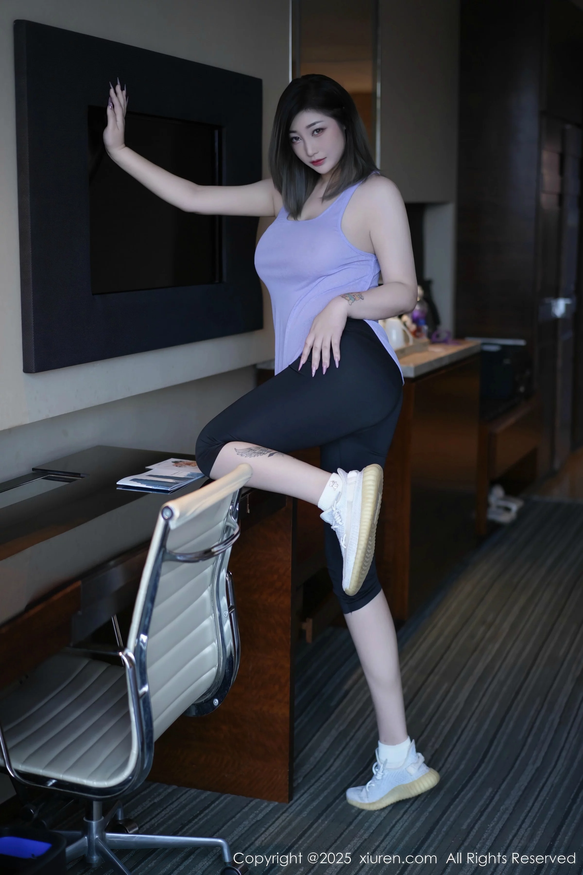 [[XiuRen秀人网]秀人网]No.10682_女神妲己_Toxic性感紫灰色上衣配黑色短裤秀丰满身材诱惑写真52P