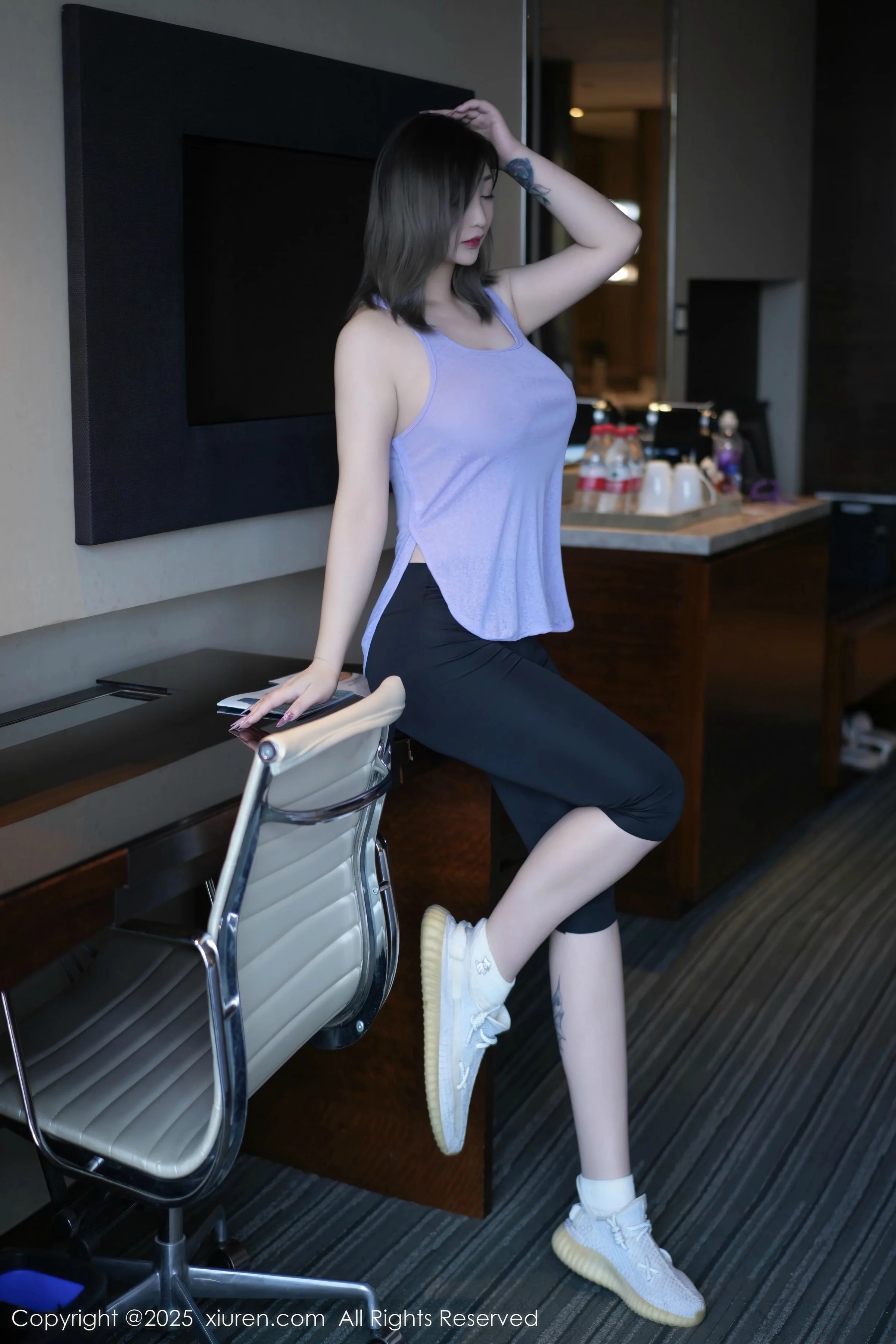 [[XiuRen秀人网]秀人网]No.10682_女神妲己_Toxic性感紫灰色上衣配黑色短裤秀丰满身材诱惑写真52P