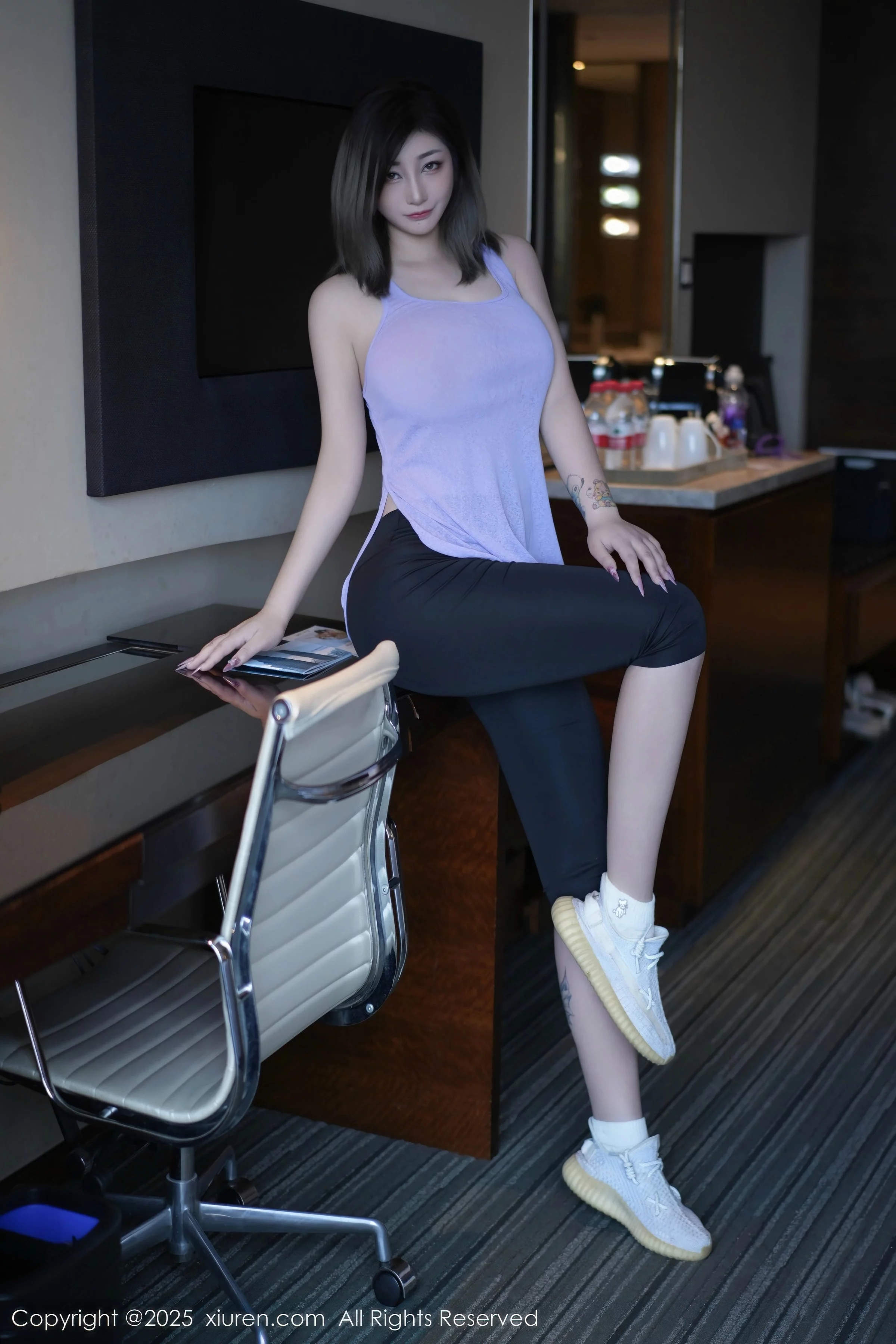 [[XiuRen秀人网]秀人网]No.10682_女神妲己_Toxic性感紫灰色上衣配黑色短裤秀丰满身材诱惑写真52P