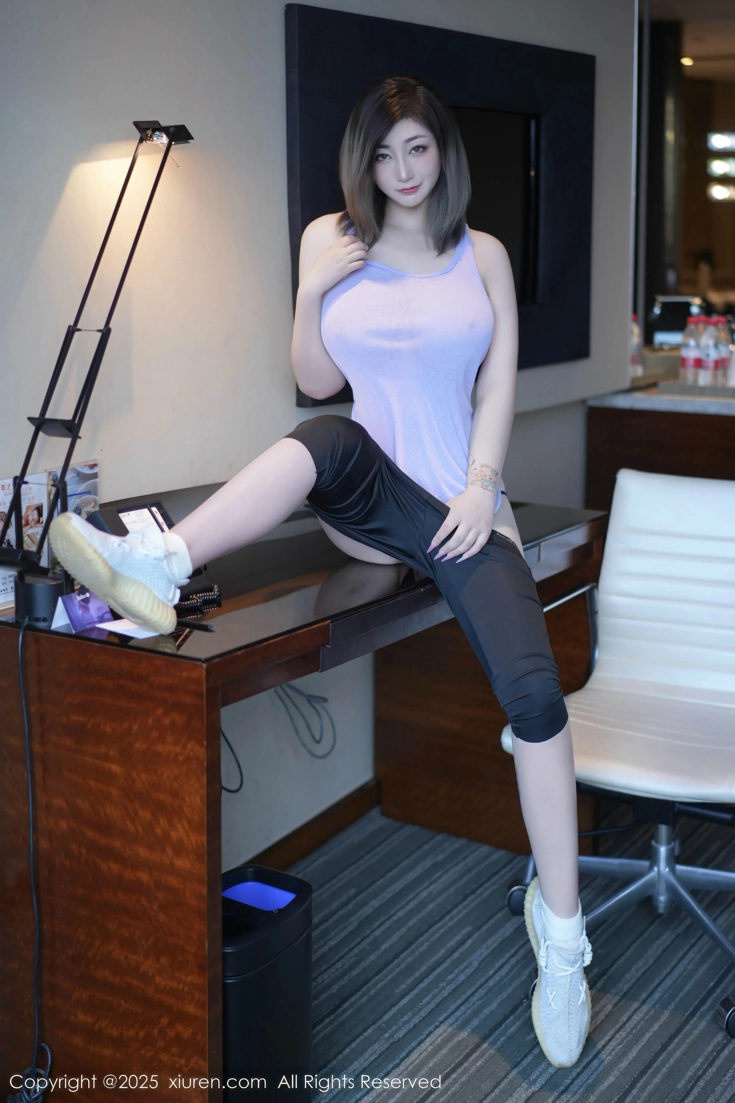 [[XiuRen秀人网]秀人网]No.10682_女神妲己_Toxic性感紫灰色上衣配黑色短裤秀丰满身材诱惑写真52P