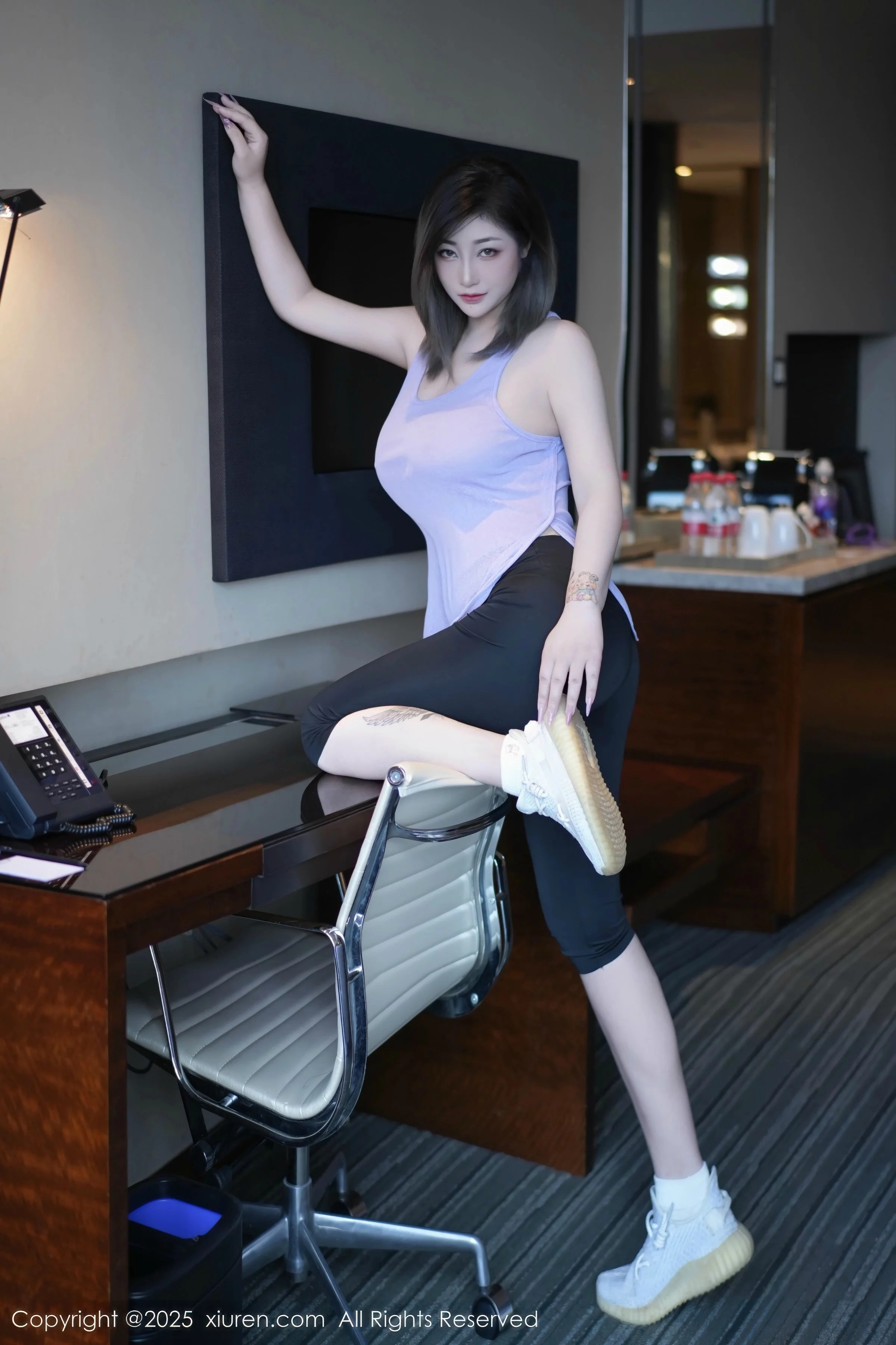 [[XiuRen秀人网]秀人网]No.10682_女神妲己_Toxic性感紫灰色上衣配黑色短裤秀丰满身材诱惑写真52P