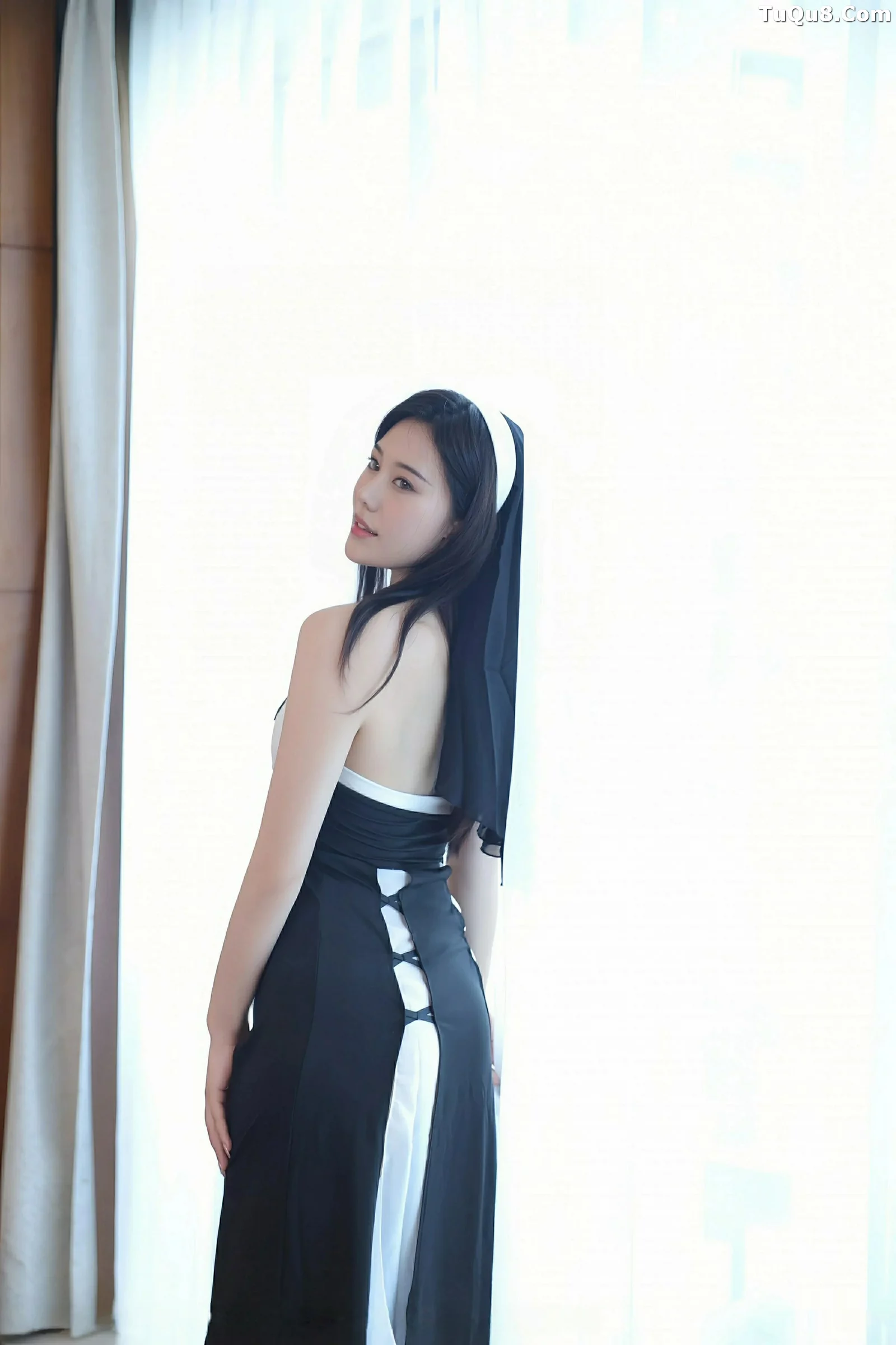 [[XiuRen秀人网]秀人网]No.10690_模特白薇薇vcvc性感黑白修女服饰配黑色丝袜秀丰腴身材诱惑写真71P