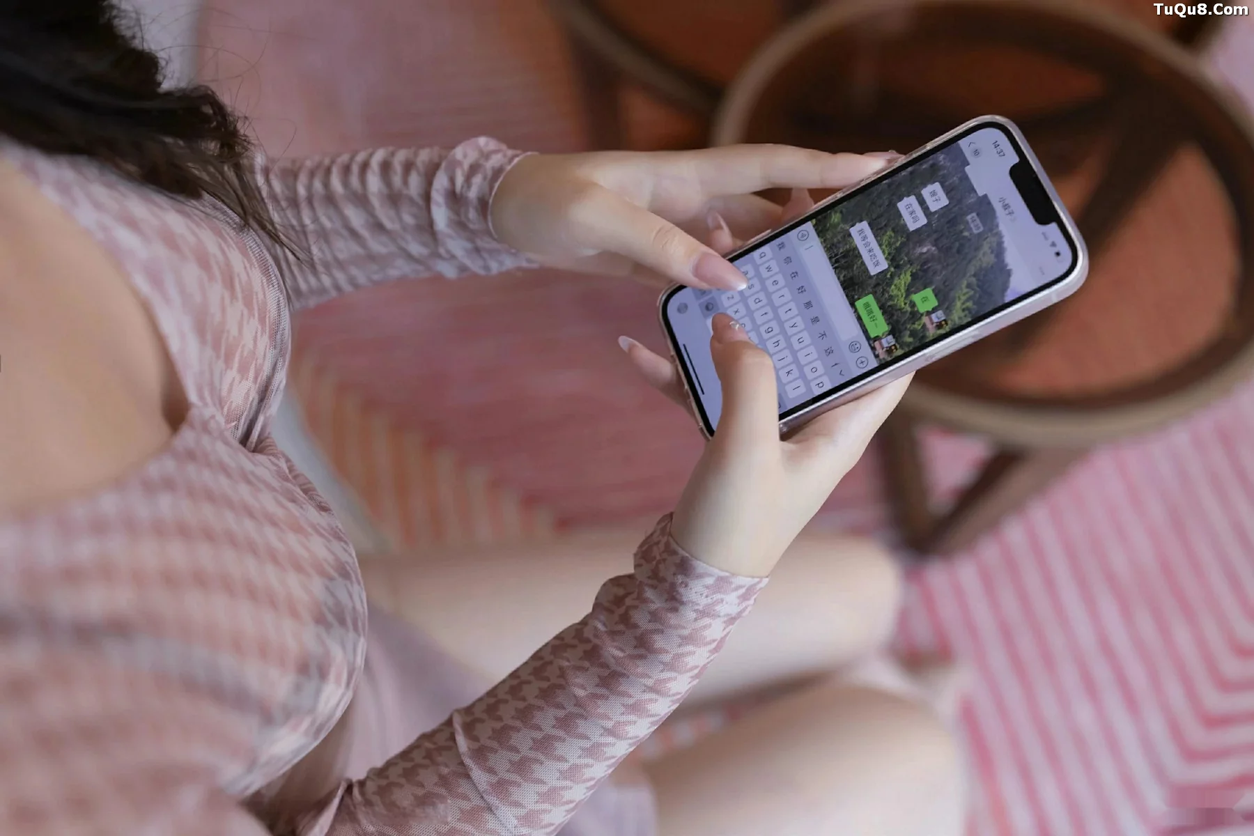 [[XiuRen秀人网]秀人网]No.10795_模特唐安琪性感紫色短裙露黑色内衣配超薄肉丝秀曼妙身姿诱惑写真72P