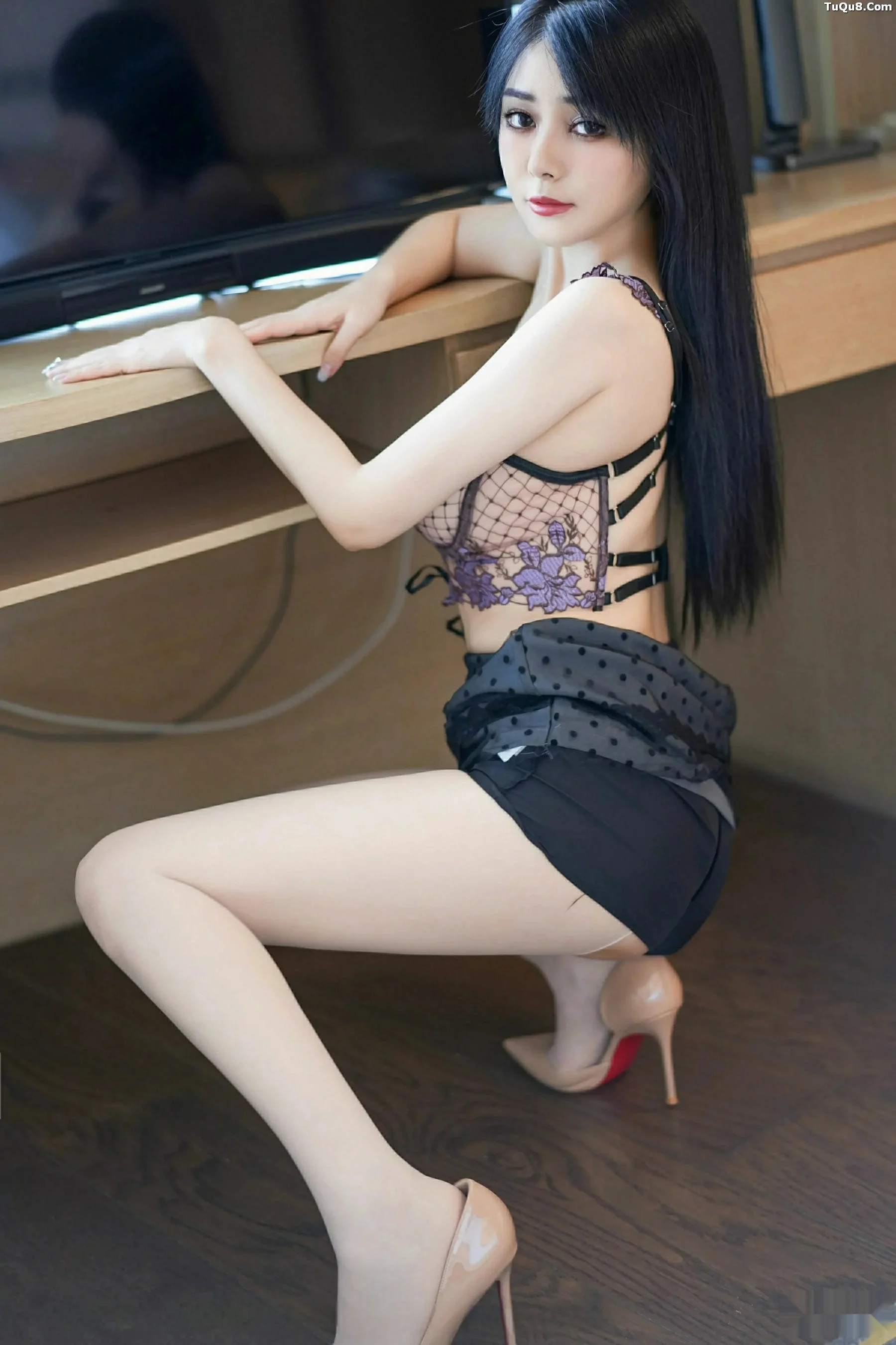 [YouMi尤蜜荟]Vol.1169_模特凯竹Quinn黑色蕾丝波点短裙配白色丝袜秀丰腴身姿诱惑写真69P