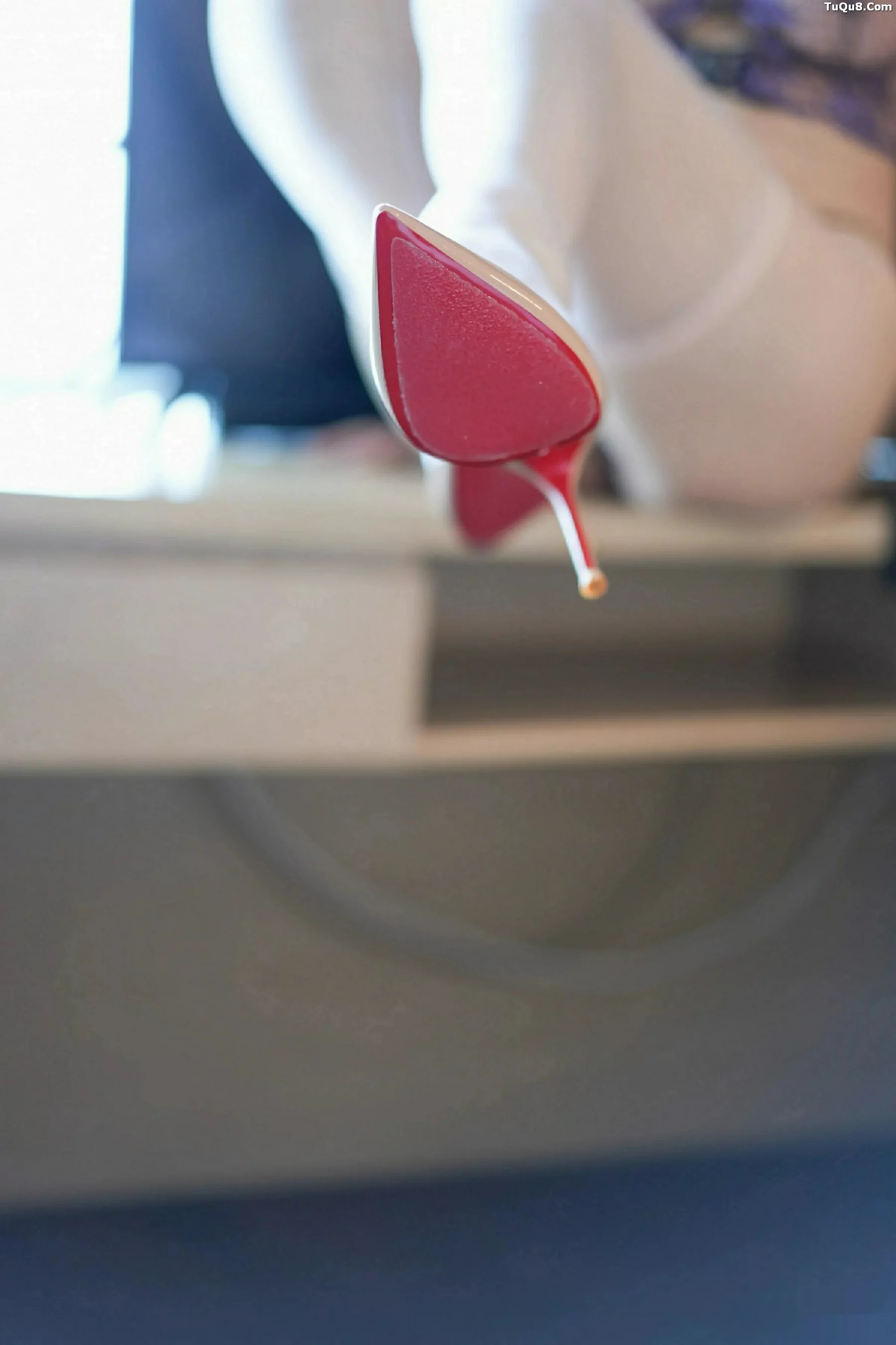 [YouMi尤蜜荟]Vol.1169_模特凯竹Quinn黑色蕾丝波点短裙配白色丝袜秀丰腴身姿诱惑写真69P