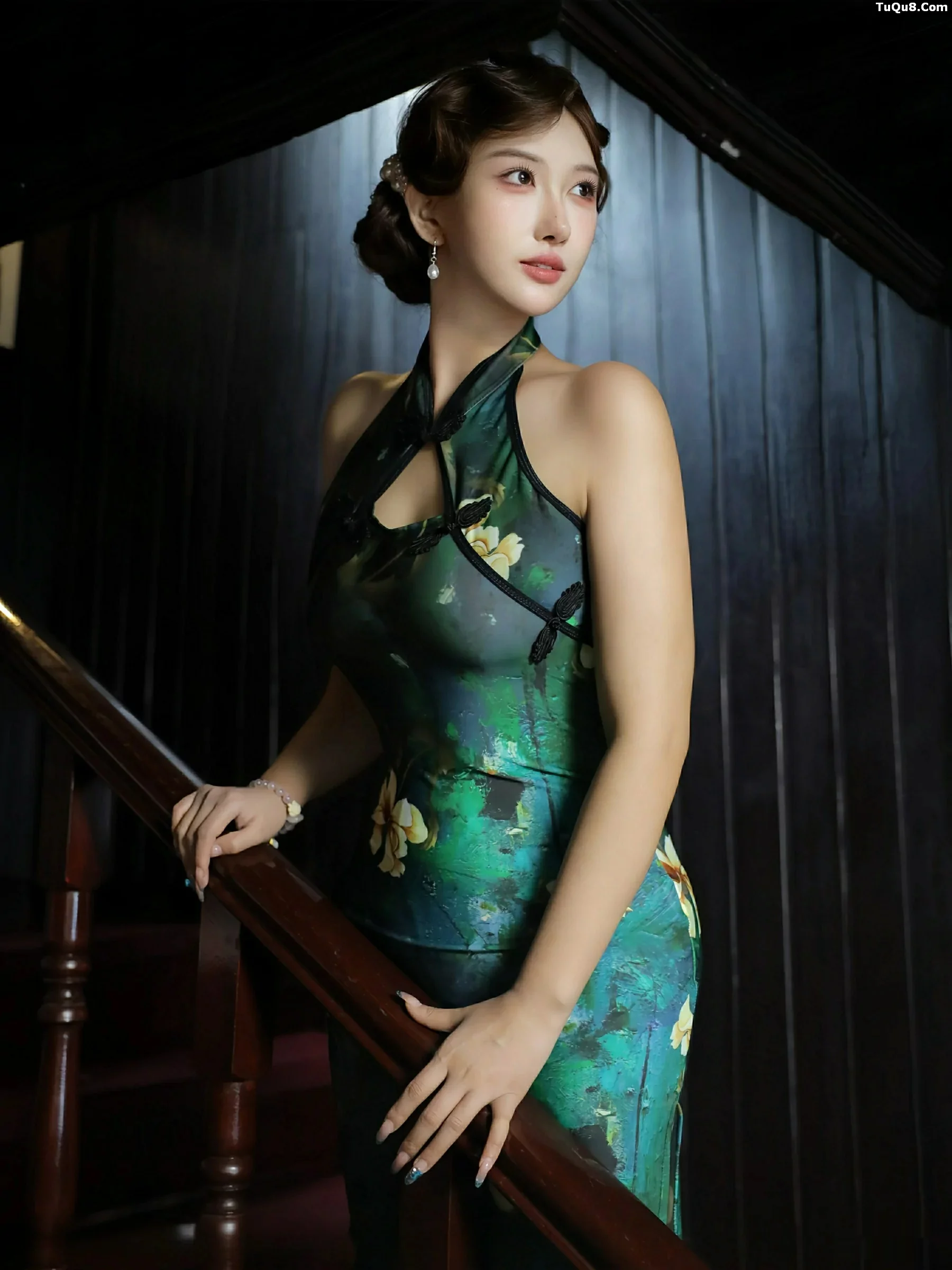 [[XiuRen秀人网]秀人网]No.10815_模特金允希Yuki性感绿色旗袍配超薄肉丝秀丰腴身材迷人诱惑写真78P