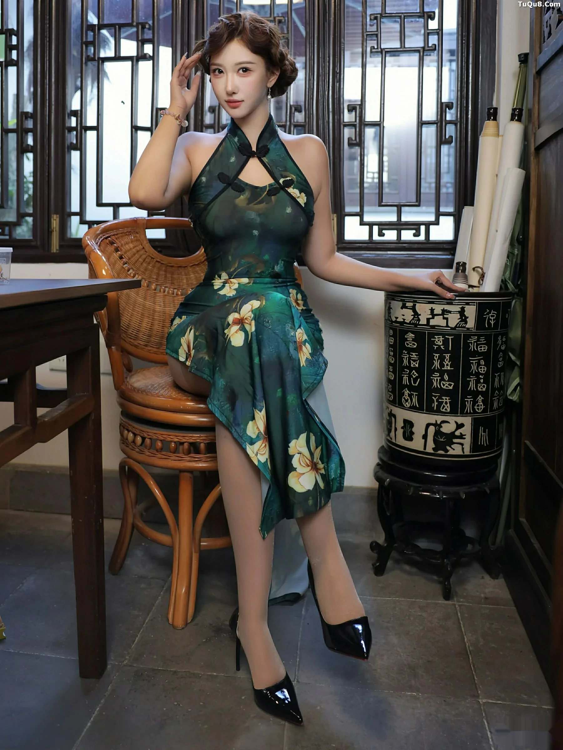 [[XiuRen秀人网]秀人网]No.10815_模特金允希Yuki性感绿色旗袍配超薄肉丝秀丰腴身材迷人诱惑写真78P