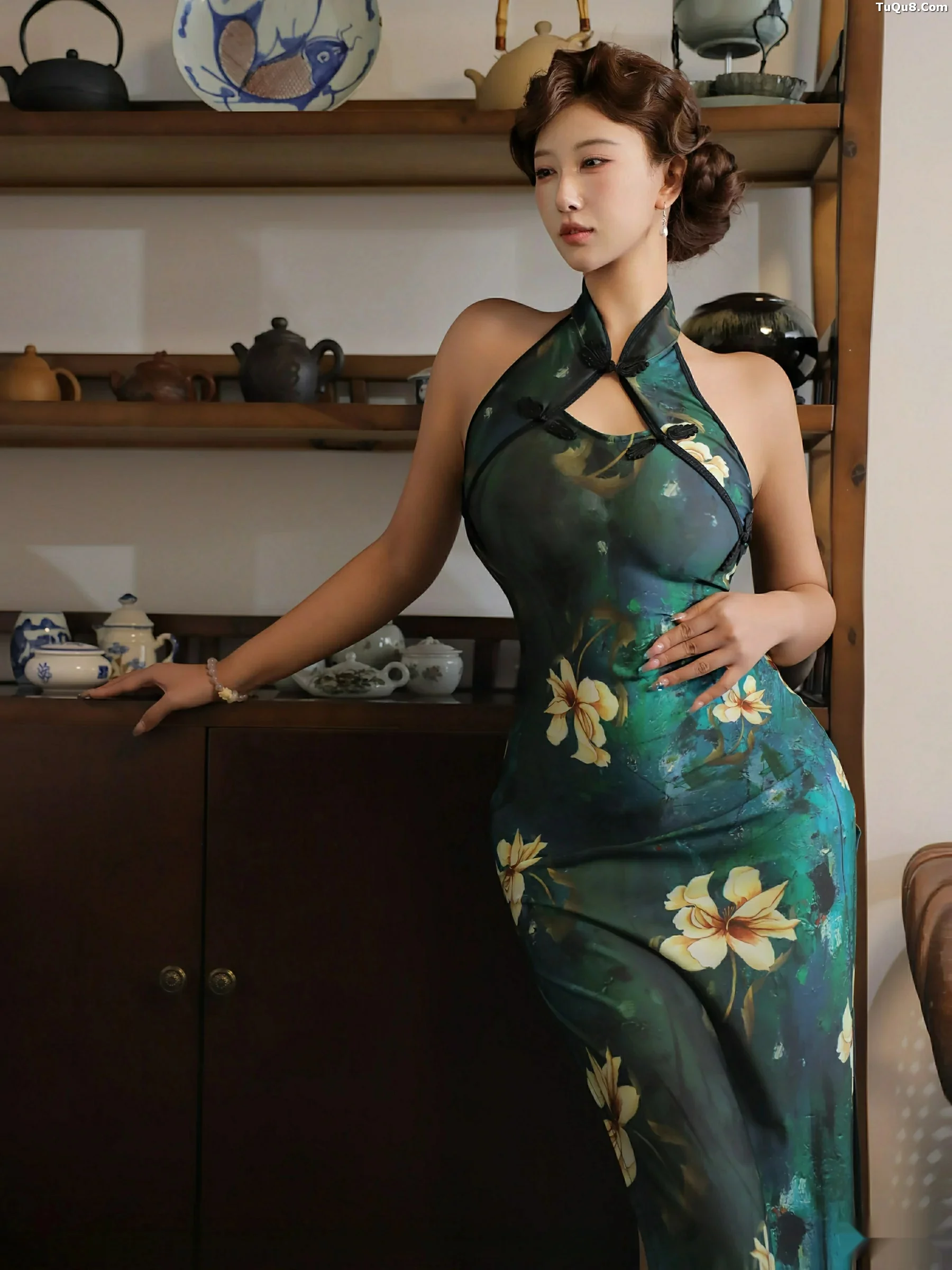 [[XiuRen秀人网]秀人网]No.10815_模特金允希Yuki性感绿色旗袍配超薄肉丝秀丰腴身材迷人诱惑写真78P