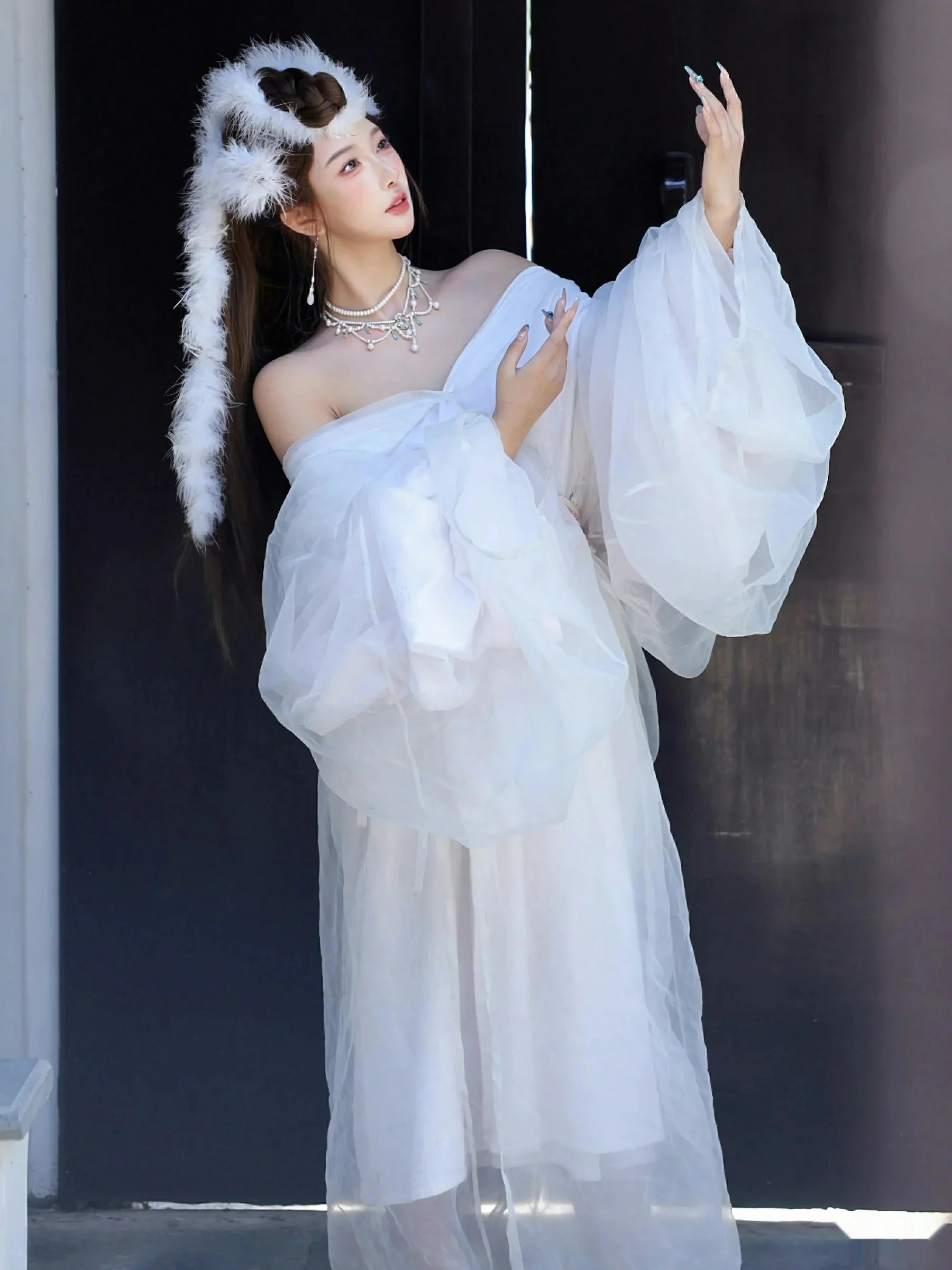 [[XiuRen秀人网]秀人网]No.10843_模特金允希Yuki性感白色锦毛鼠装扮低胸秀丰腴身材完美诱惑写真78P