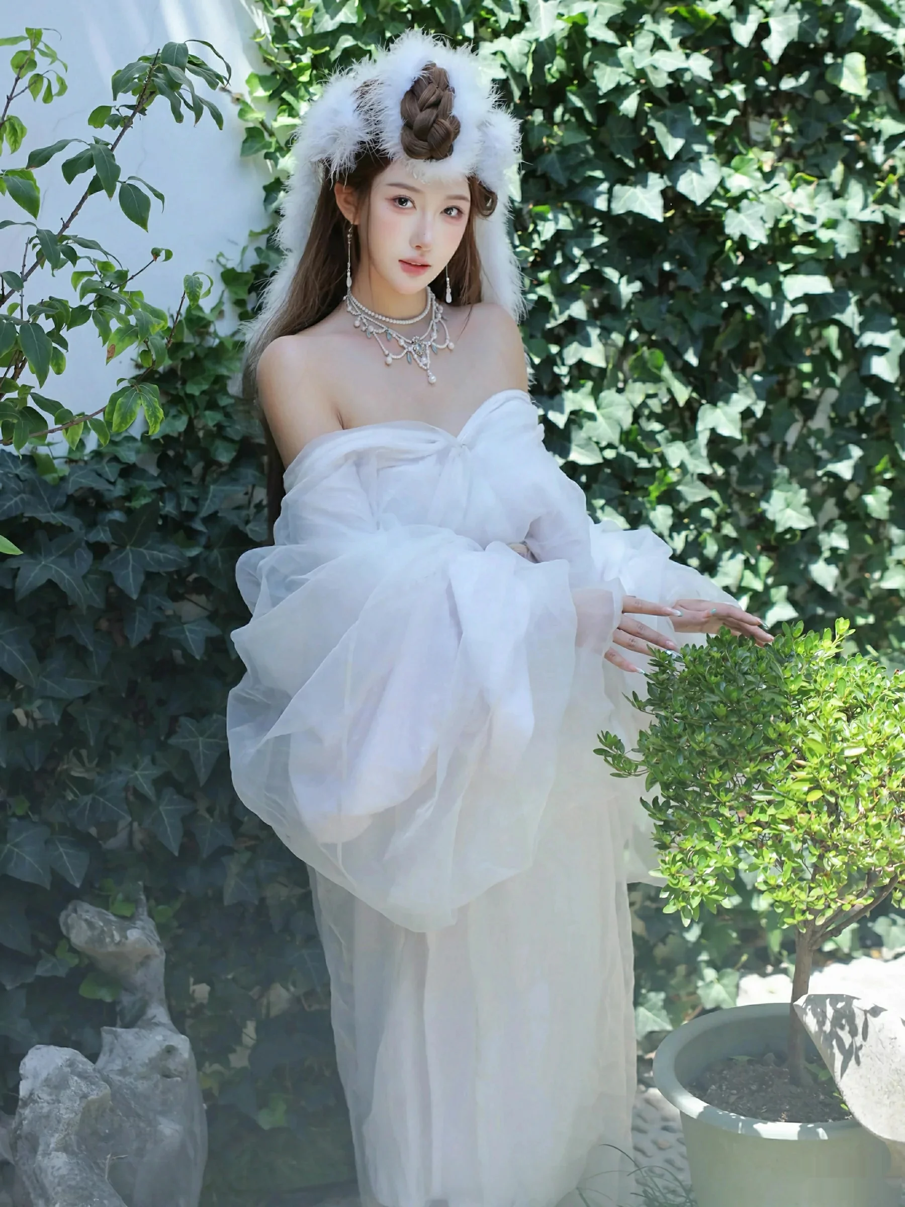 [[XiuRen秀人网]秀人网]No.10843_模特金允希Yuki性感白色锦毛鼠装扮低胸秀丰腴身材完美诱惑写真78P