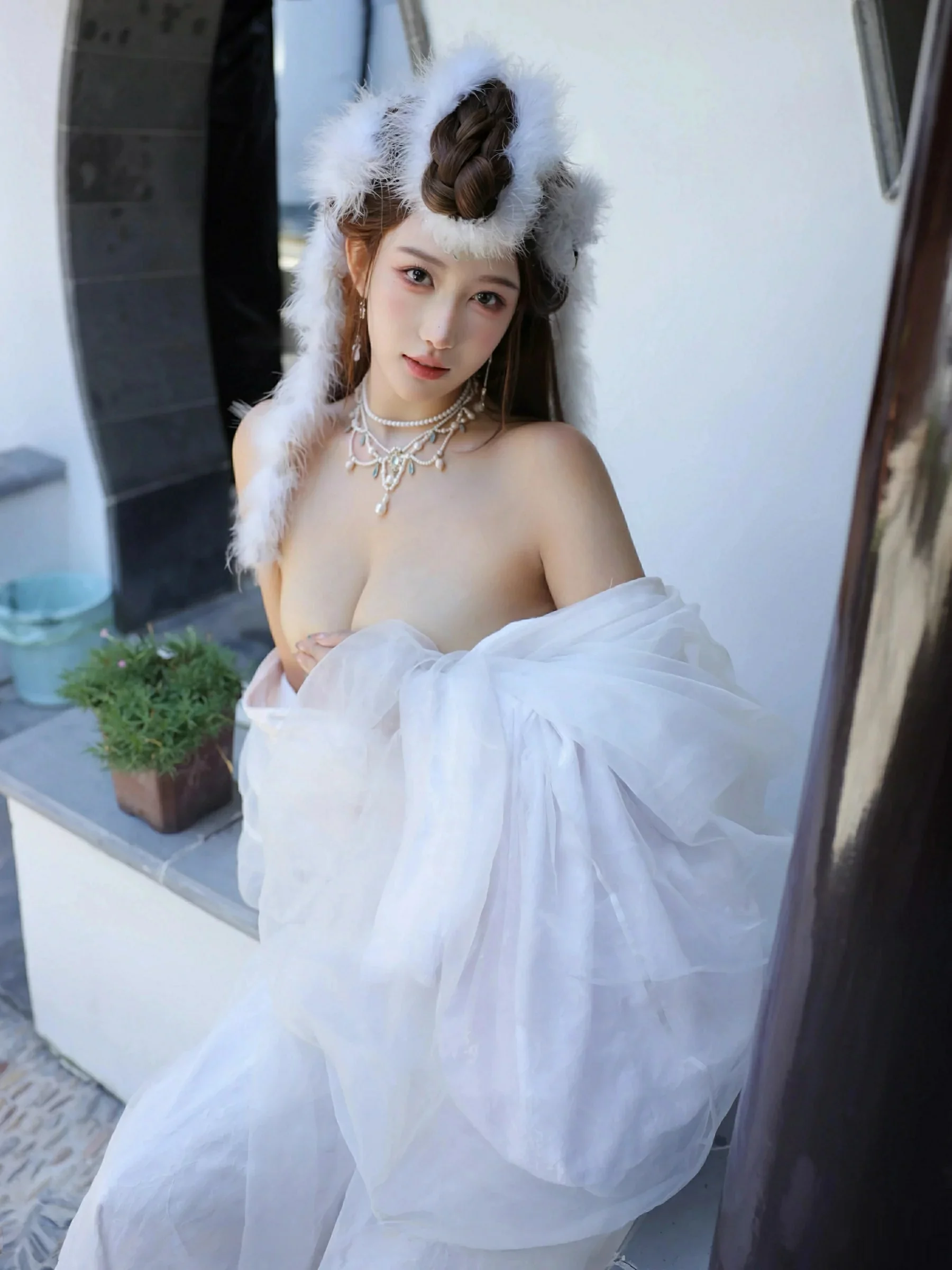 [[XiuRen秀人网]秀人网]No.10843_模特金允希Yuki性感白色锦毛鼠装扮低胸秀丰腴身材完美诱惑写真78P