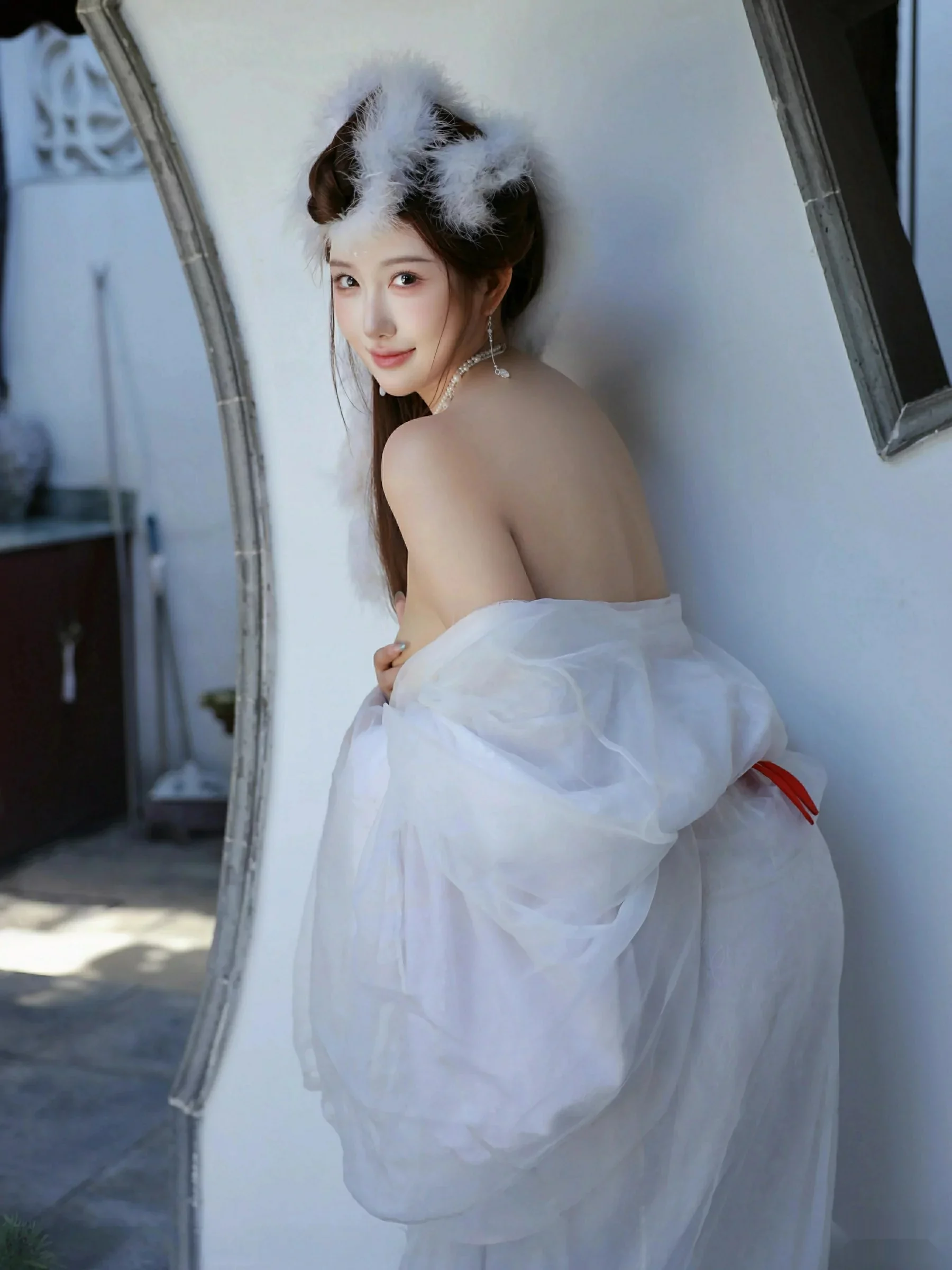 [[XiuRen秀人网]秀人网]No.10843_模特金允希Yuki性感白色锦毛鼠装扮低胸秀丰腴身材完美诱惑写真78P