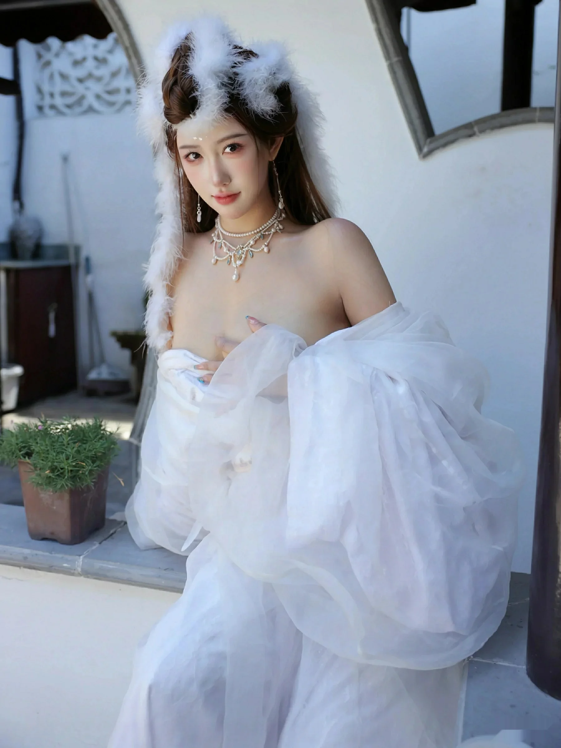 [[XiuRen秀人网]秀人网]No.10843_模特金允希Yuki性感白色锦毛鼠装扮低胸秀丰腴身材完美诱惑写真78P