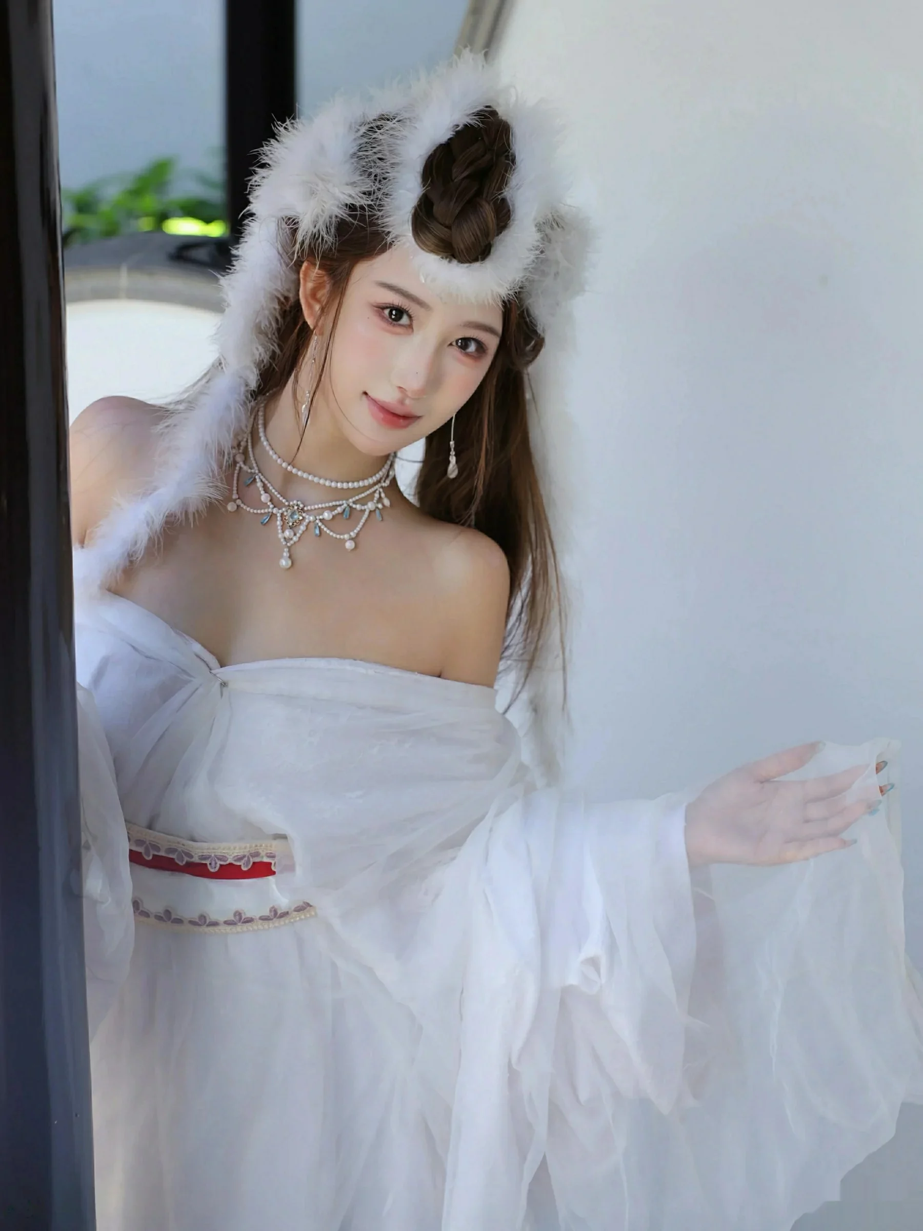 [[XiuRen秀人网]秀人网]No.10843_模特金允希Yuki性感白色锦毛鼠装扮低胸秀丰腴身材完美诱惑写真78P