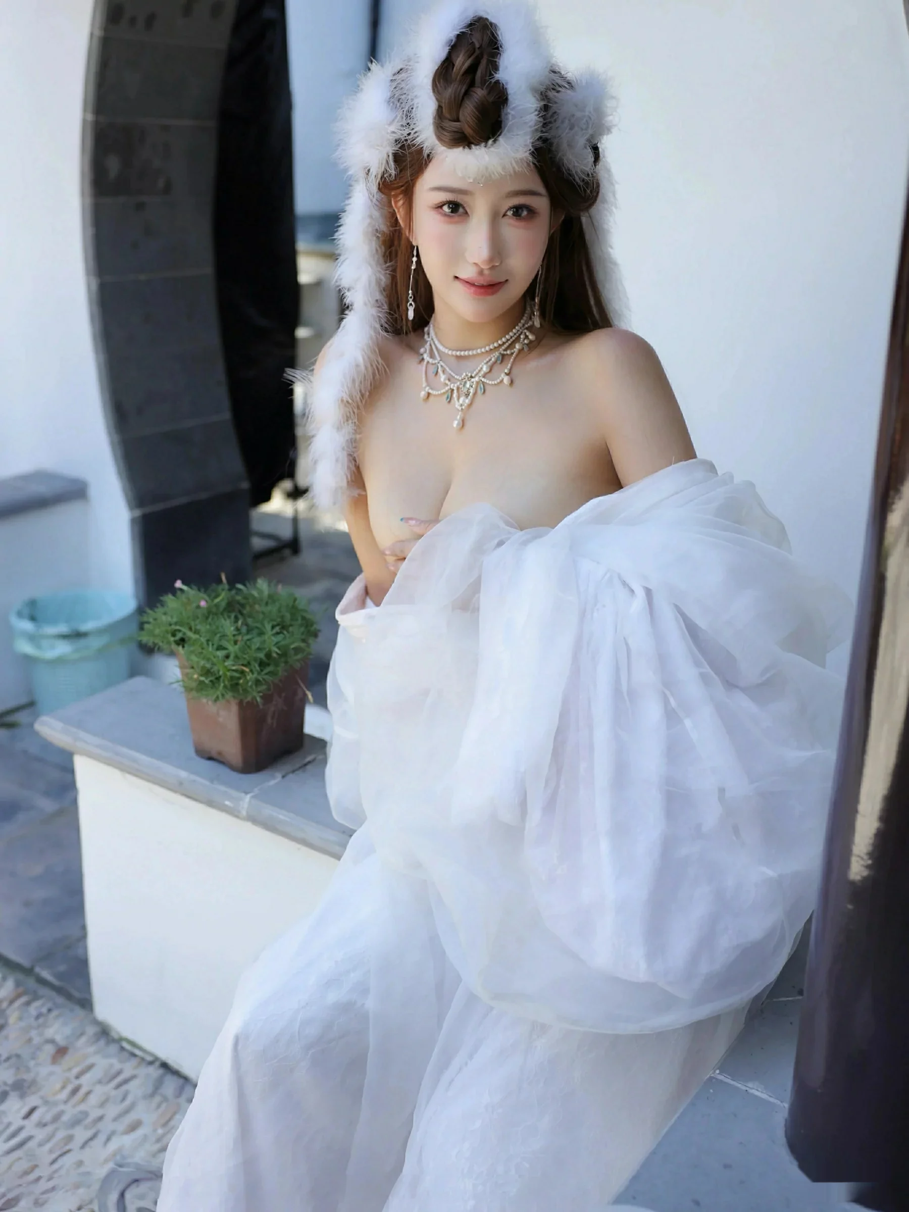 [[XiuRen秀人网]秀人网]No.10843_模特金允希Yuki性感白色锦毛鼠装扮低胸秀丰腴身材完美诱惑写真78P