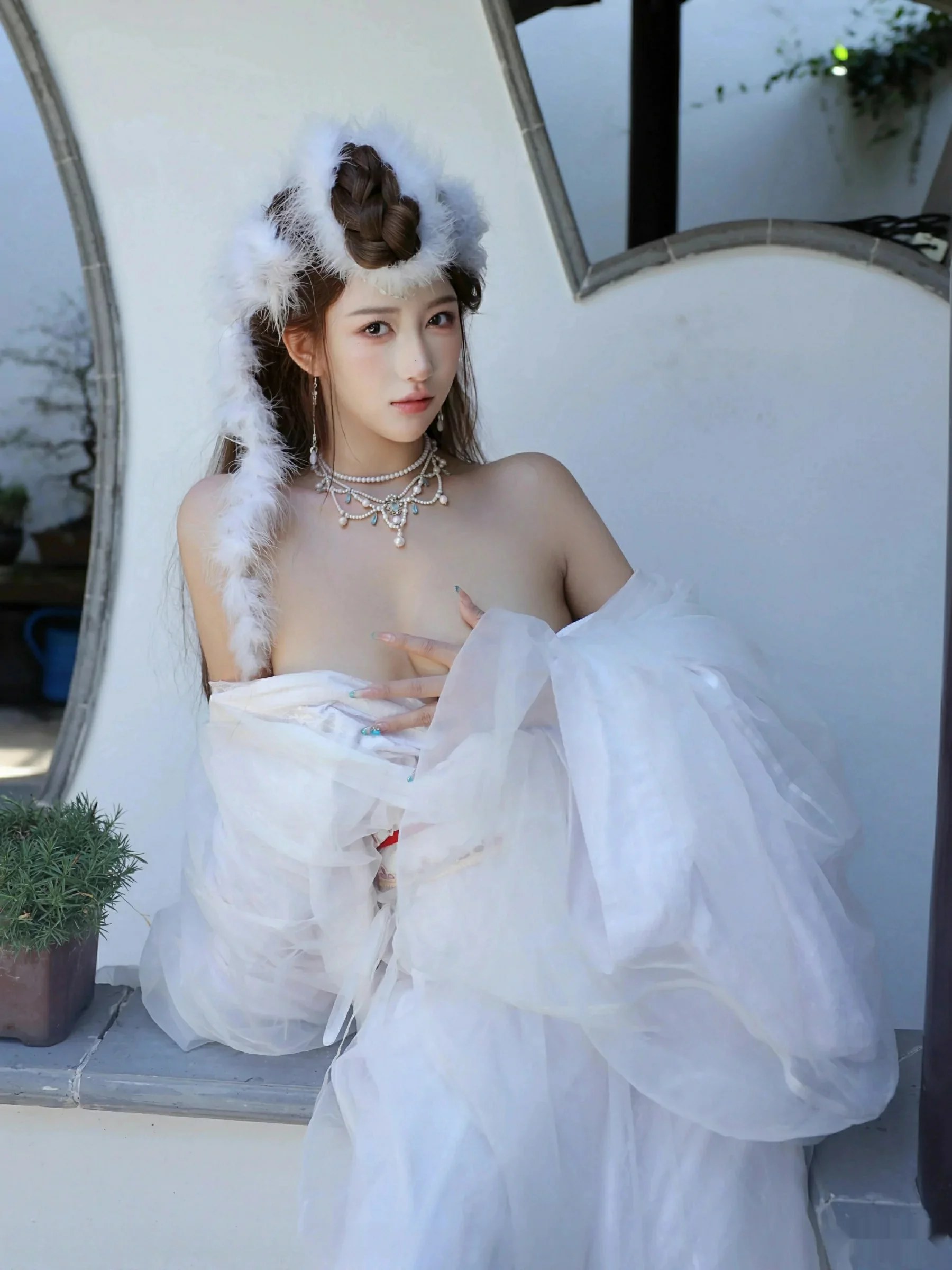 [[XiuRen秀人网]秀人网]No.10843_模特金允希Yuki性感白色锦毛鼠装扮低胸秀丰腴身材完美诱惑写真78P