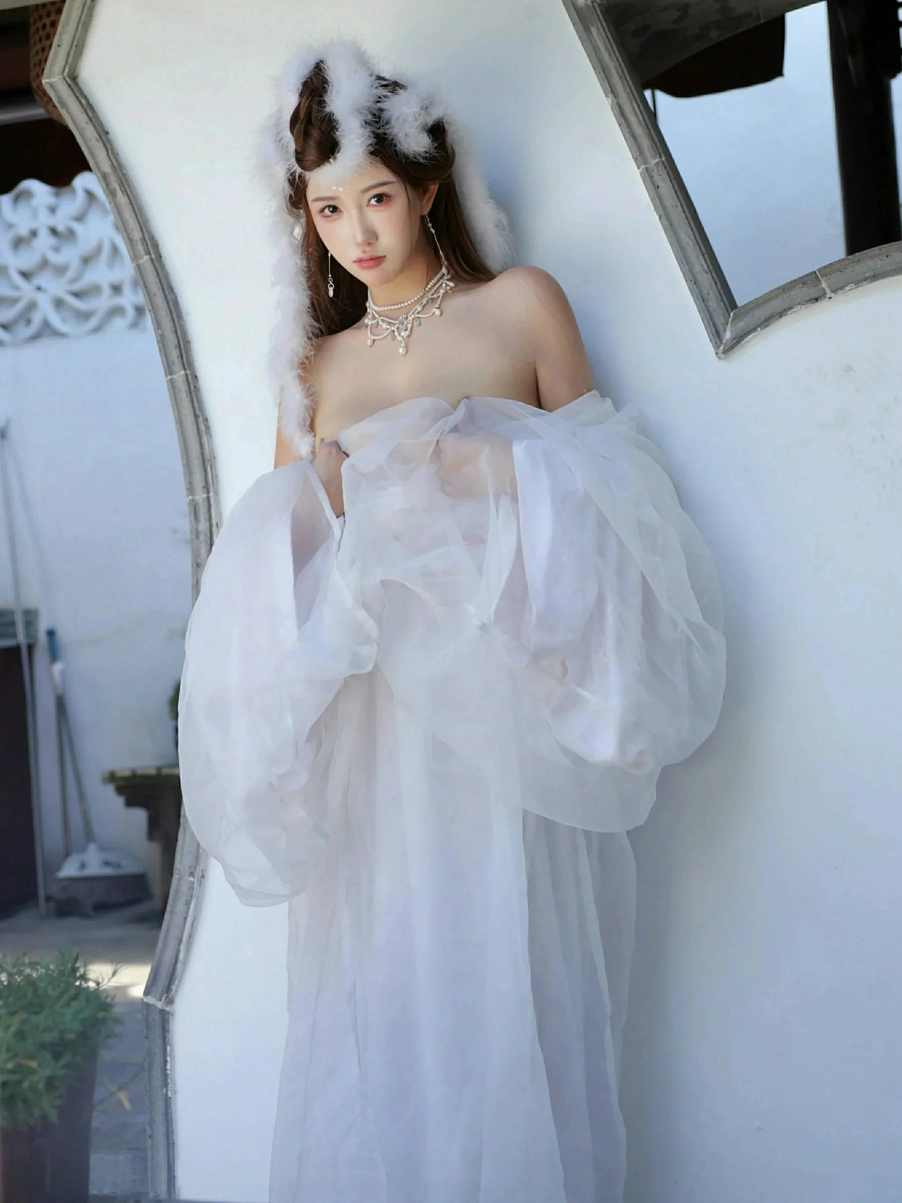 [[XiuRen秀人网]秀人网]No.10843_模特金允希Yuki性感白色锦毛鼠装扮低胸秀丰腴身材完美诱惑写真78P