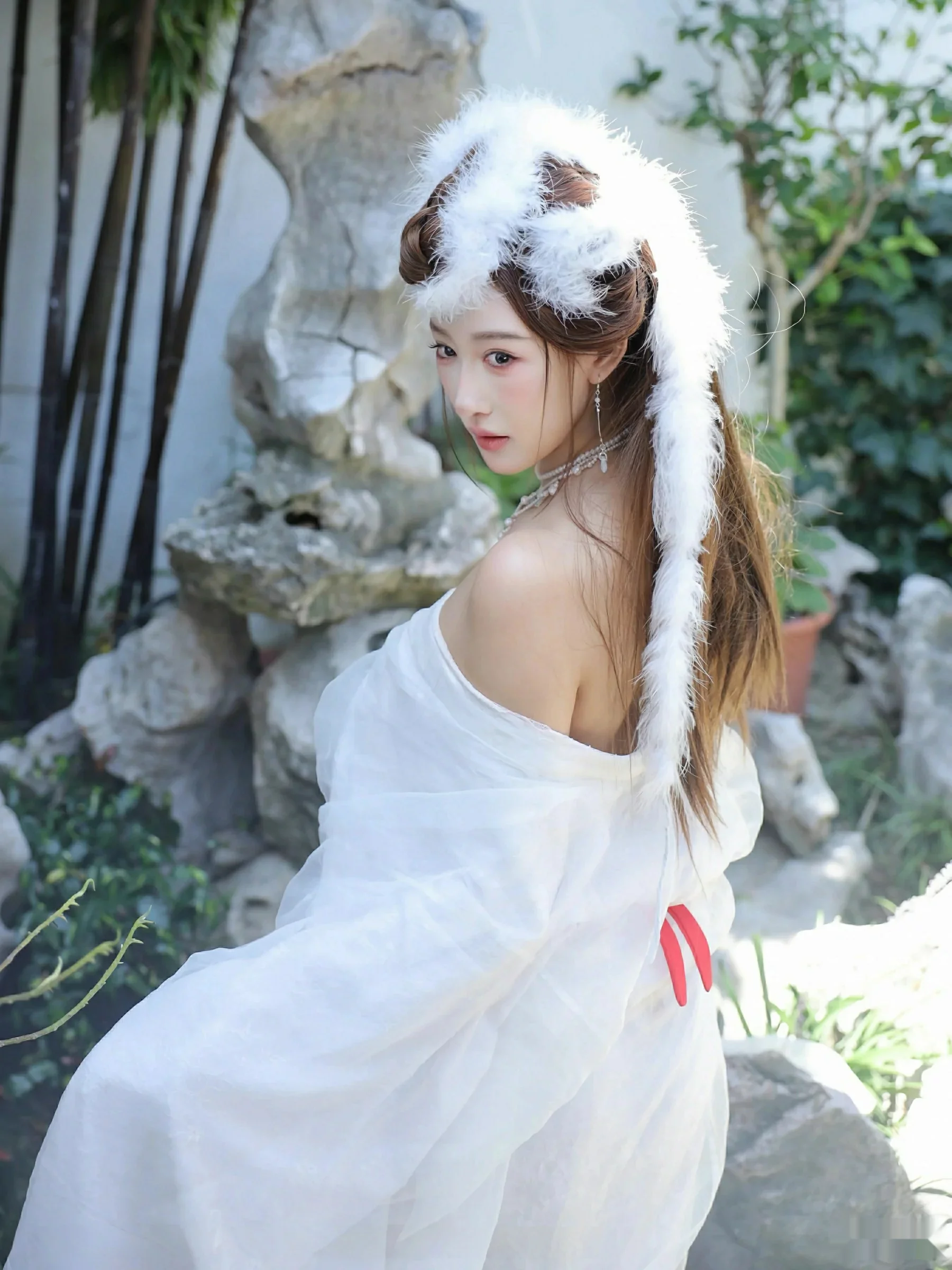 [[XiuRen秀人网]秀人网]No.10843_模特金允希Yuki性感白色锦毛鼠装扮低胸秀丰腴身材完美诱惑写真78P