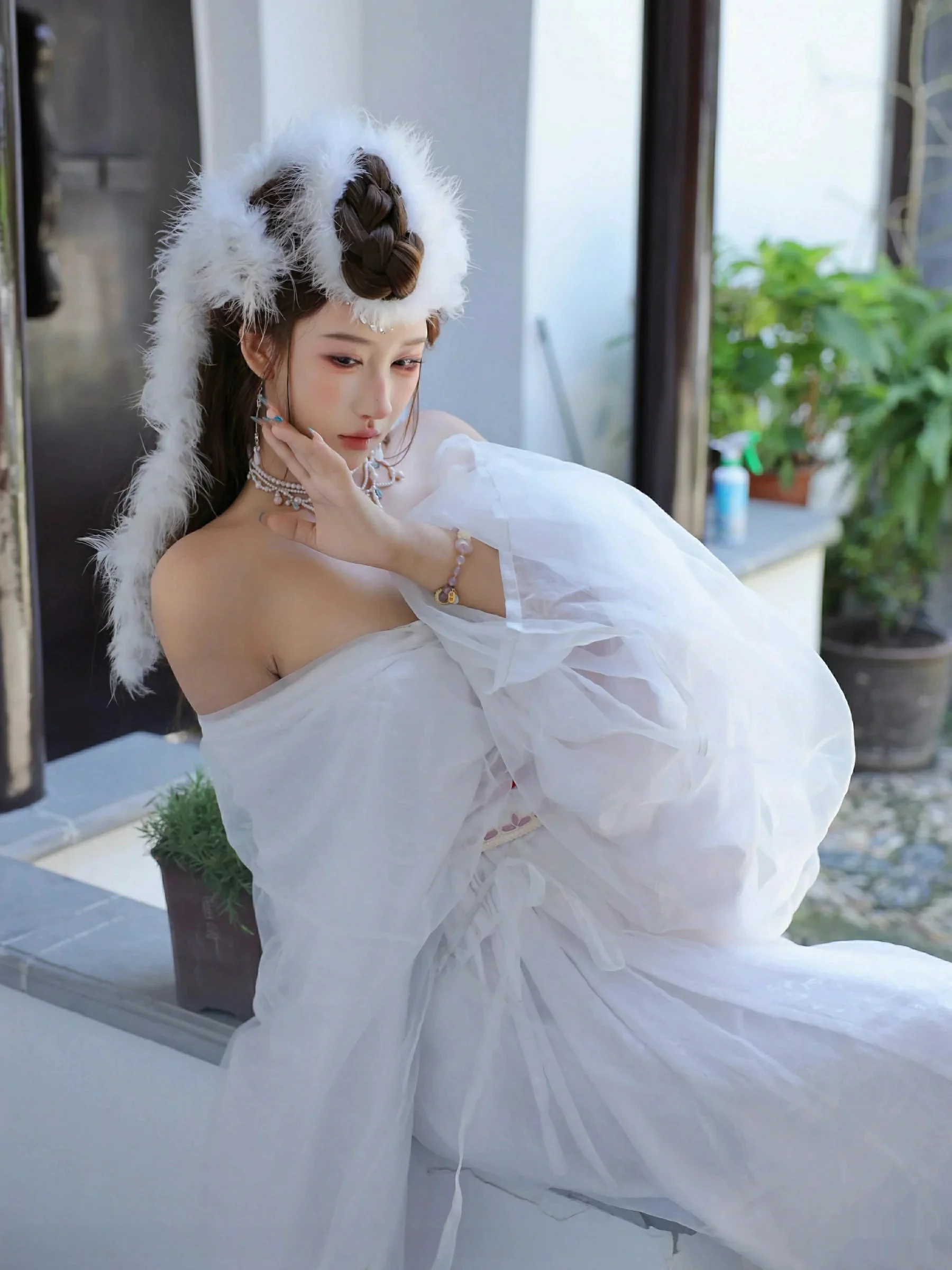 [[XiuRen秀人网]秀人网]No.10843_模特金允希Yuki性感白色锦毛鼠装扮低胸秀丰腴身材完美诱惑写真78P