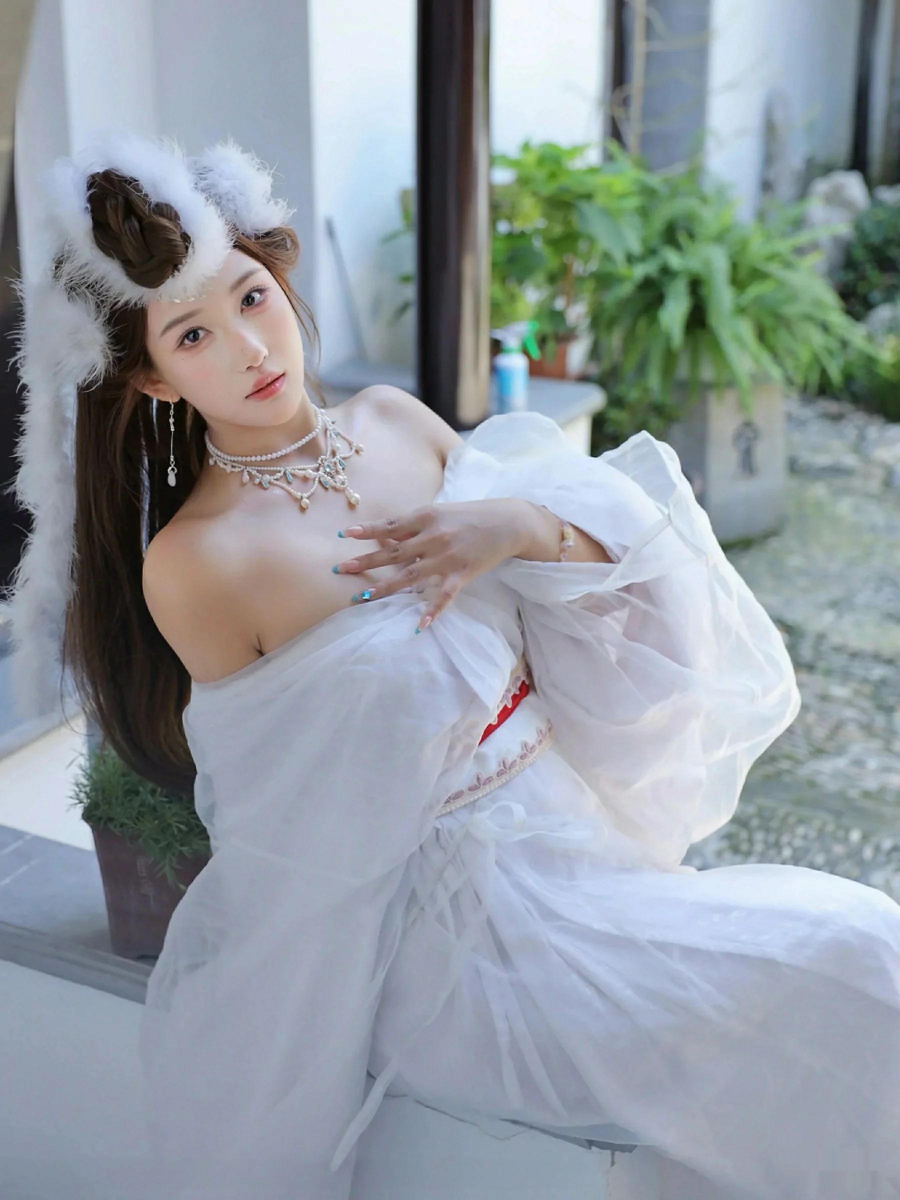 [[XiuRen秀人网]秀人网]No.10843_模特金允希Yuki性感白色锦毛鼠装扮低胸秀丰腴身材完美诱惑写真78P