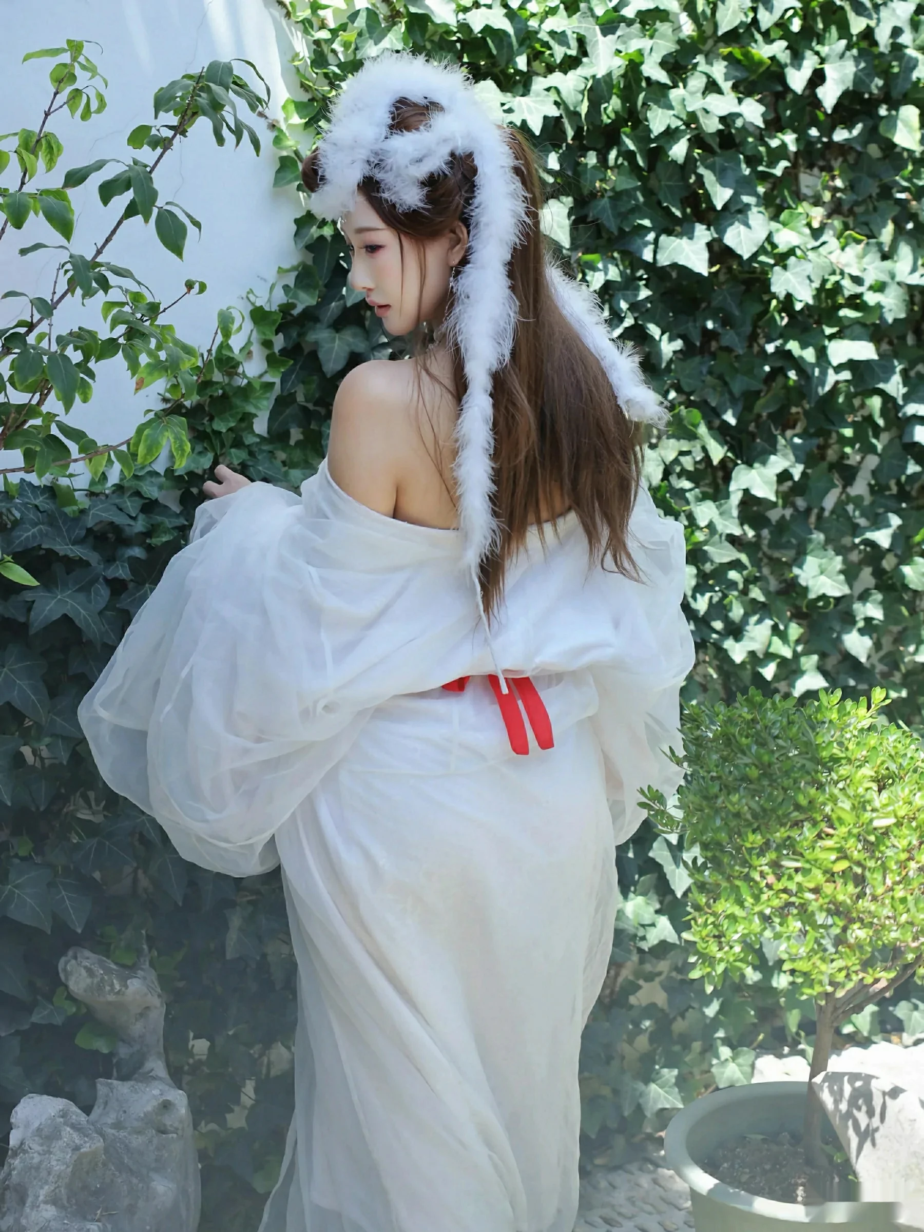 [[XiuRen秀人网]秀人网]No.10843_模特金允希Yuki性感白色锦毛鼠装扮低胸秀丰腴身材完美诱惑写真78P