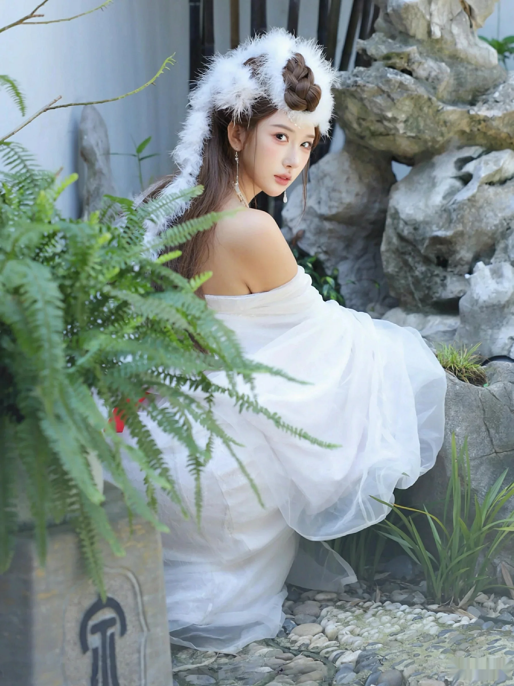 [[XiuRen秀人网]秀人网]No.10843_模特金允希Yuki性感白色锦毛鼠装扮低胸秀丰腴身材完美诱惑写真78P