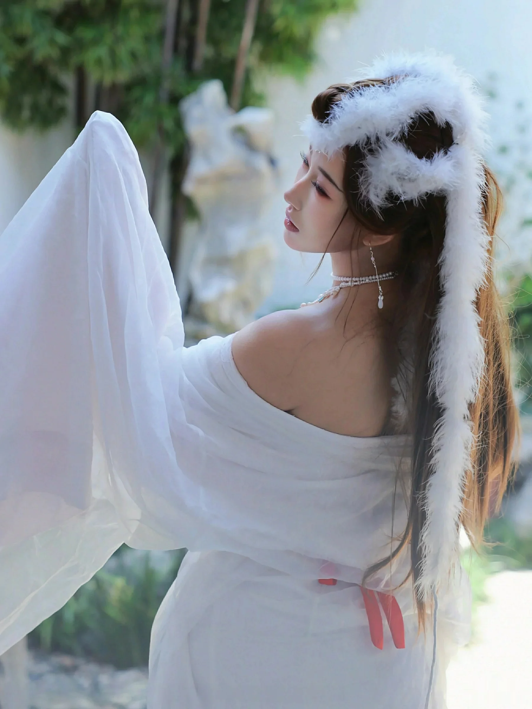 [[XiuRen秀人网]秀人网]No.10843_模特金允希Yuki性感白色锦毛鼠装扮低胸秀丰腴身材完美诱惑写真78P