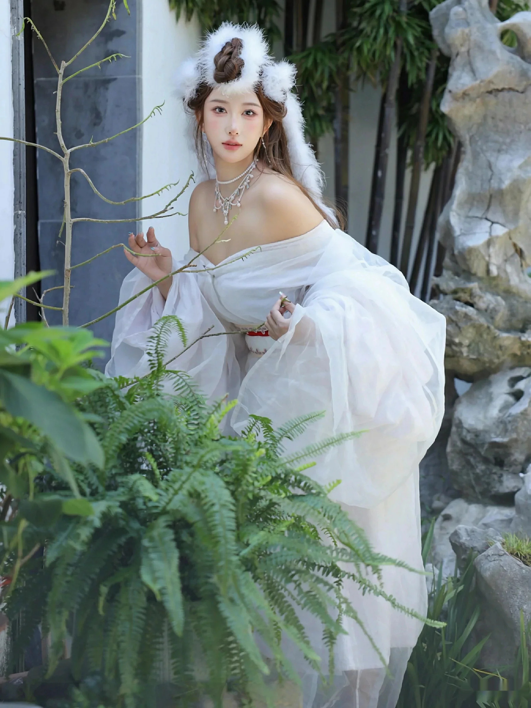 [[XiuRen秀人网]秀人网]No.10843_模特金允希Yuki性感白色锦毛鼠装扮低胸秀丰腴身材完美诱惑写真78P