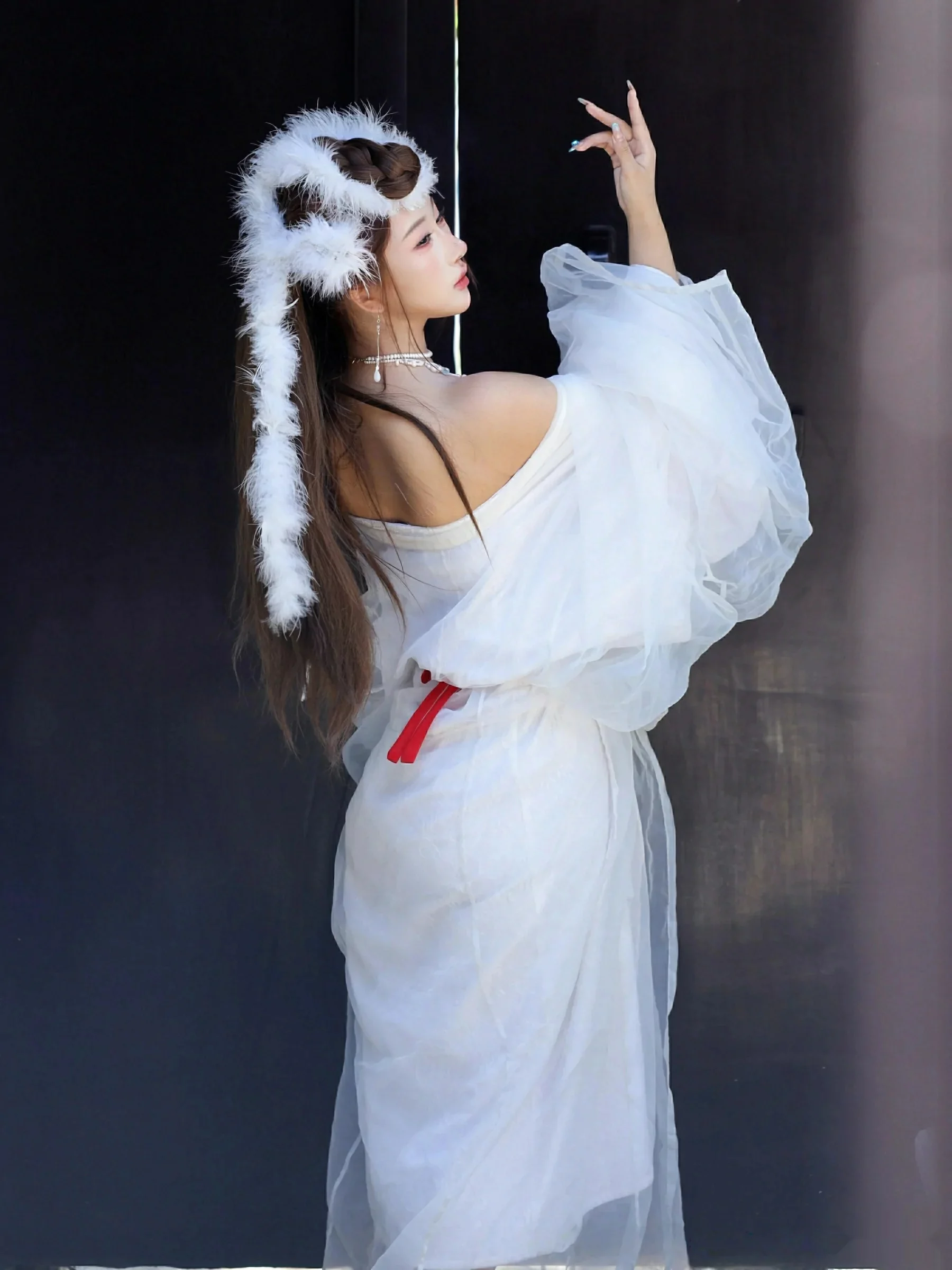 [[XiuRen秀人网]秀人网]No.10843_模特金允希Yuki性感白色锦毛鼠装扮低胸秀丰腴身材完美诱惑写真78P