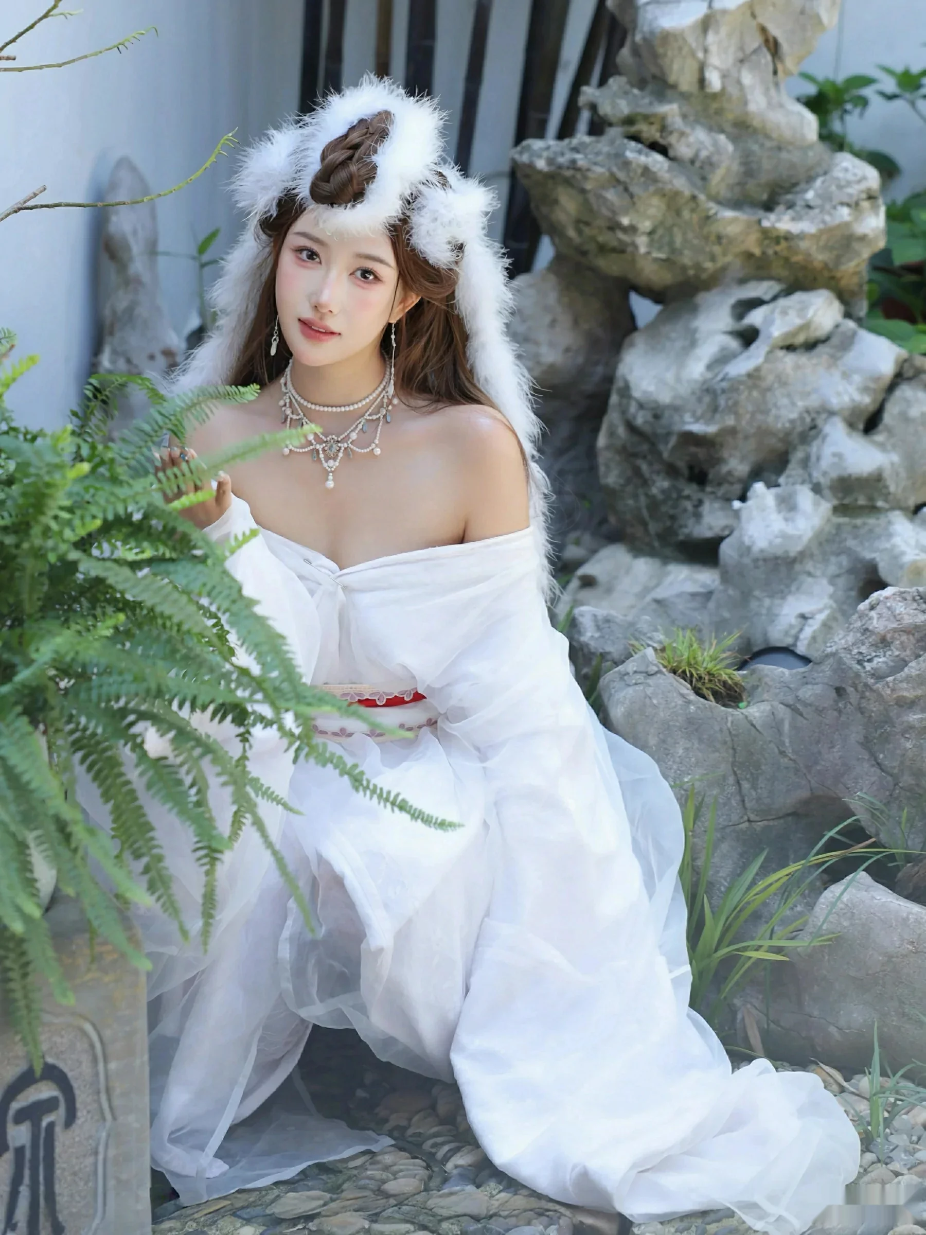 [[XiuRen秀人网]秀人网]No.10843_模特金允希Yuki性感白色锦毛鼠装扮低胸秀丰腴身材完美诱惑写真78P