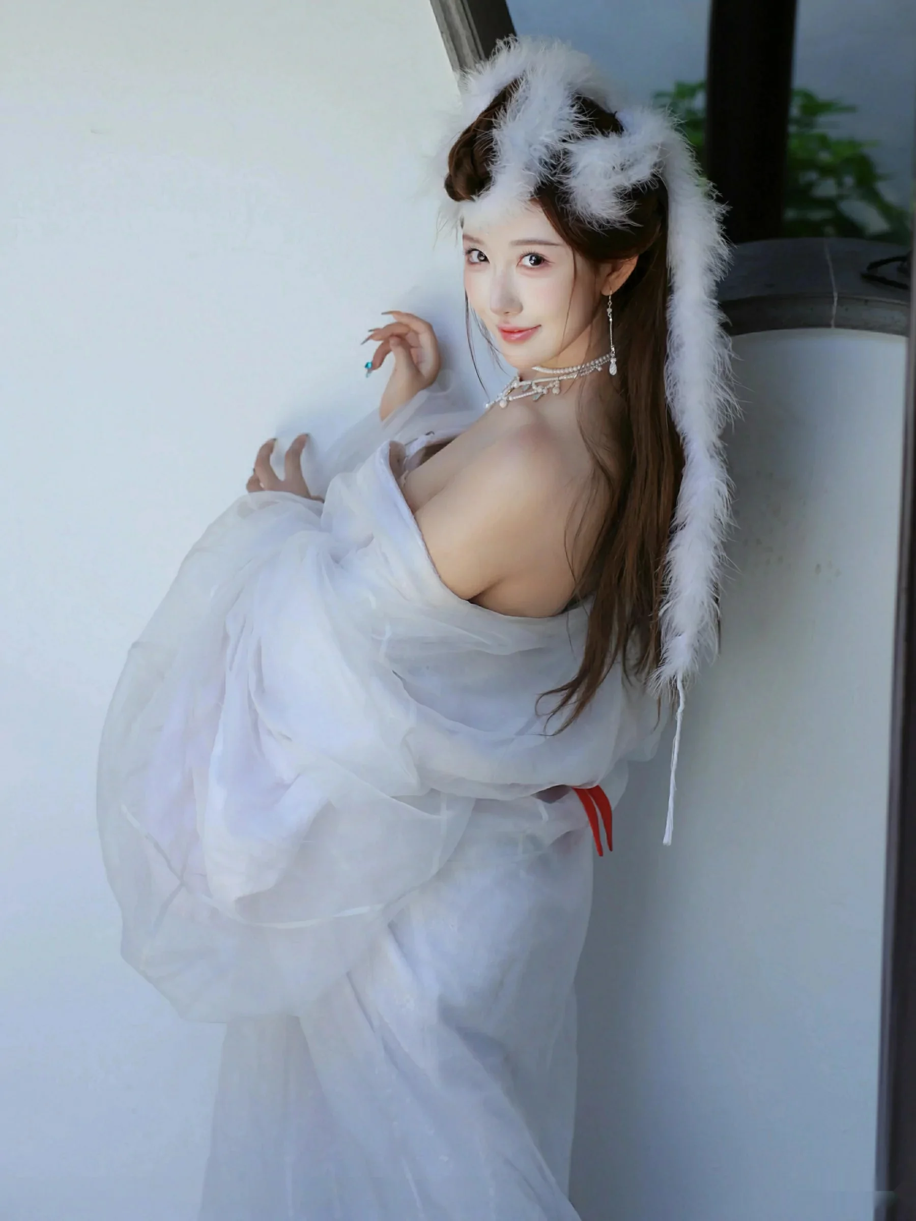 [[XiuRen秀人网]秀人网]No.10843_模特金允希Yuki性感白色锦毛鼠装扮低胸秀丰腴身材完美诱惑写真78P