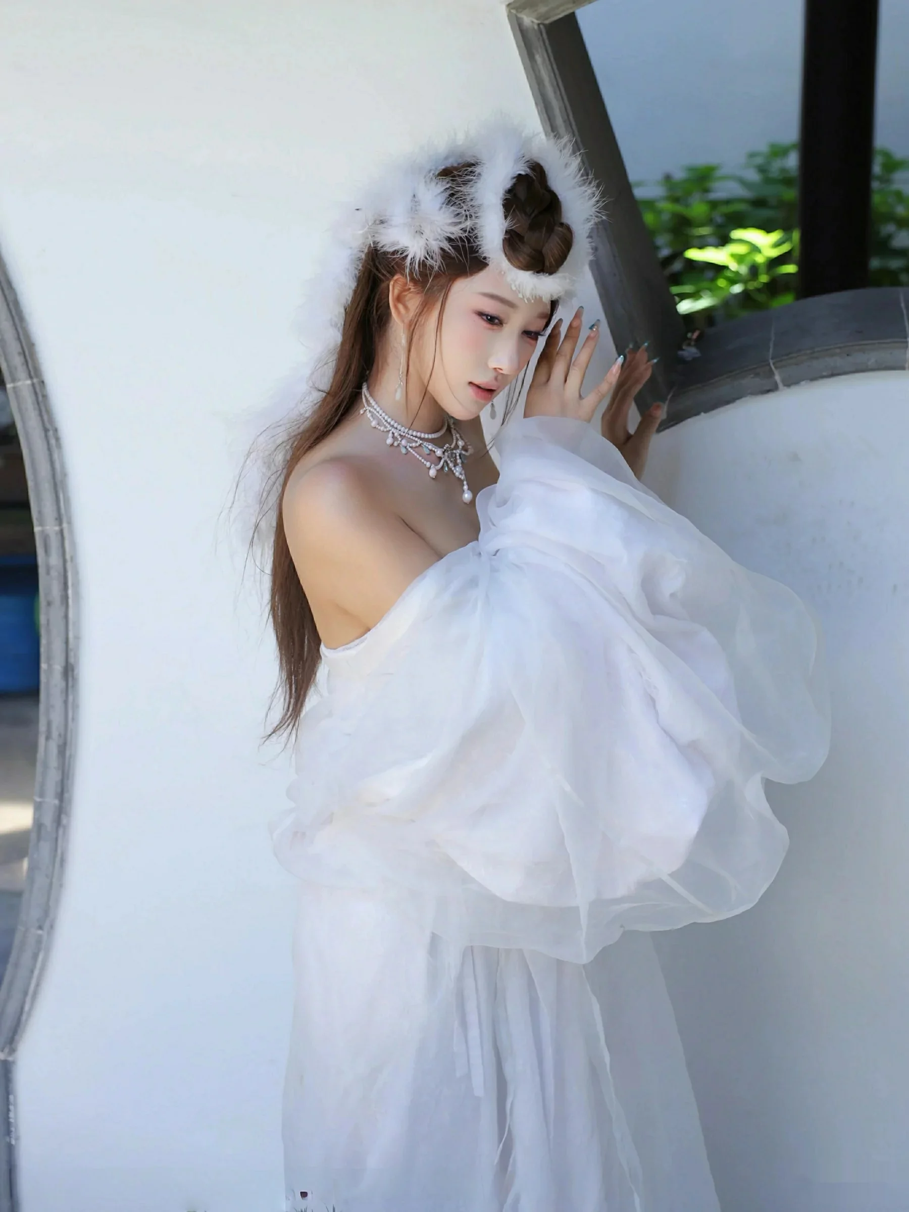 [[XiuRen秀人网]秀人网]No.10843_模特金允希Yuki性感白色锦毛鼠装扮低胸秀丰腴身材完美诱惑写真78P