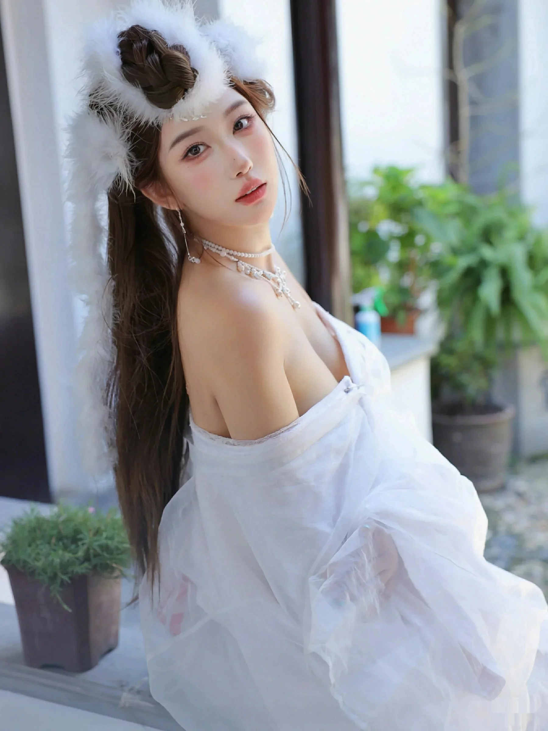 [[XiuRen秀人网]秀人网]No.10843_模特金允希Yuki性感白色锦毛鼠装扮低胸秀丰腴身材完美诱惑写真78P