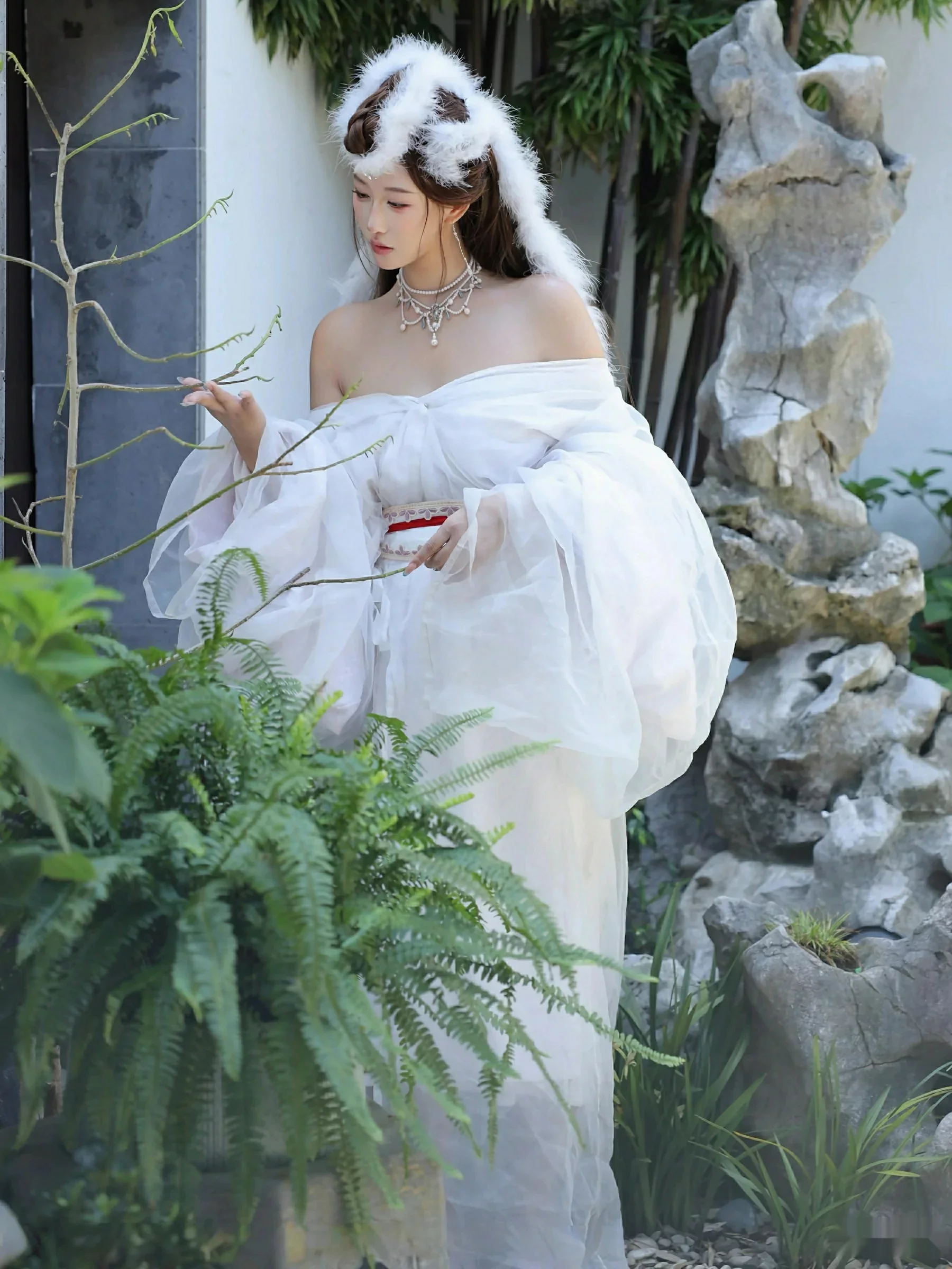 [[XiuRen秀人网]秀人网]No.10843_模特金允希Yuki性感白色锦毛鼠装扮低胸秀丰腴身材完美诱惑写真78P