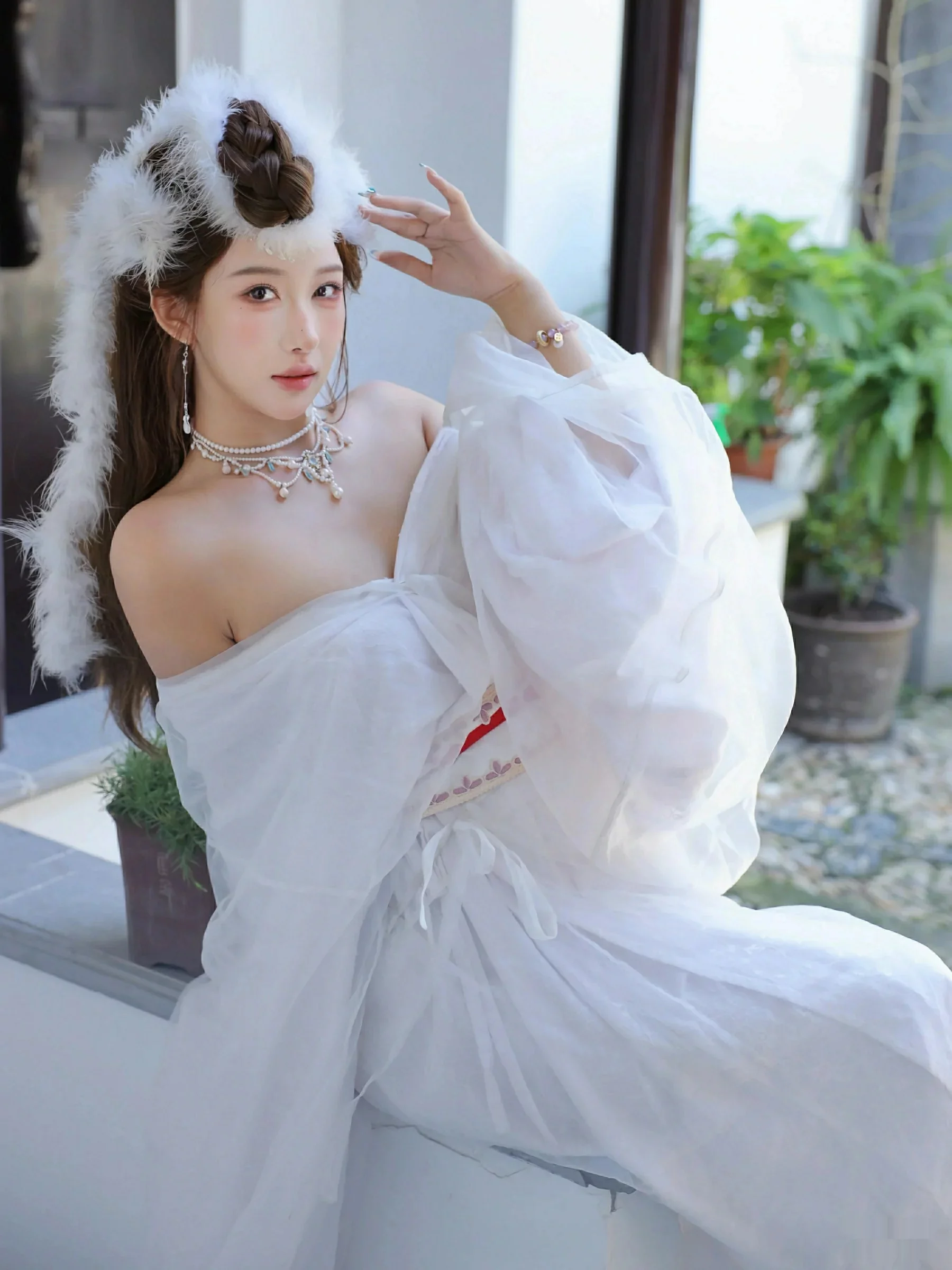 [[XiuRen秀人网]秀人网]No.10843_模特金允希Yuki性感白色锦毛鼠装扮低胸秀丰腴身材完美诱惑写真78P