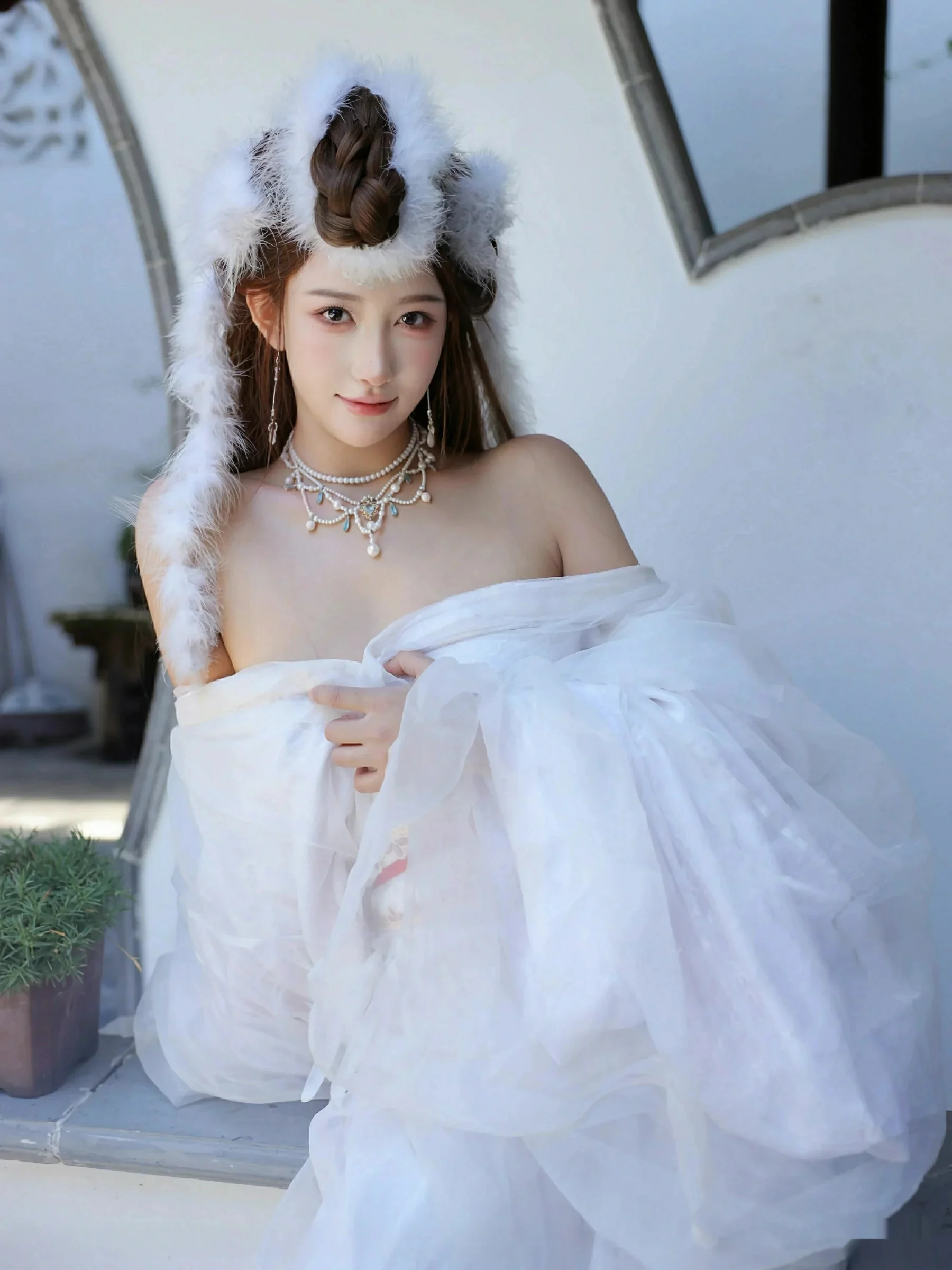 [[XiuRen秀人网]秀人网]No.10843_模特金允希Yuki性感白色锦毛鼠装扮低胸秀丰腴身材完美诱惑写真78P