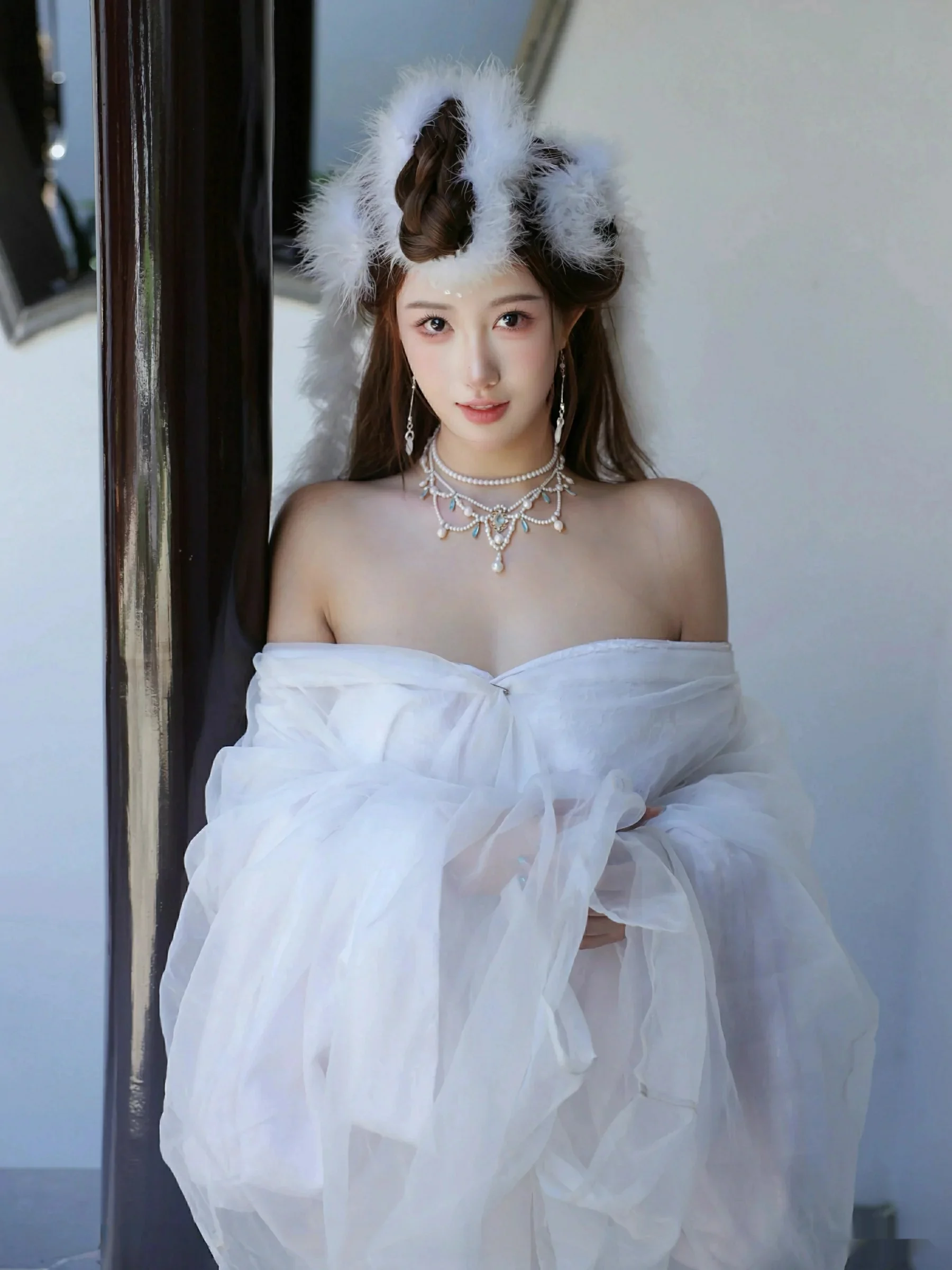 [[XiuRen秀人网]秀人网]No.10843_模特金允希Yuki性感白色锦毛鼠装扮低胸秀丰腴身材完美诱惑写真78P