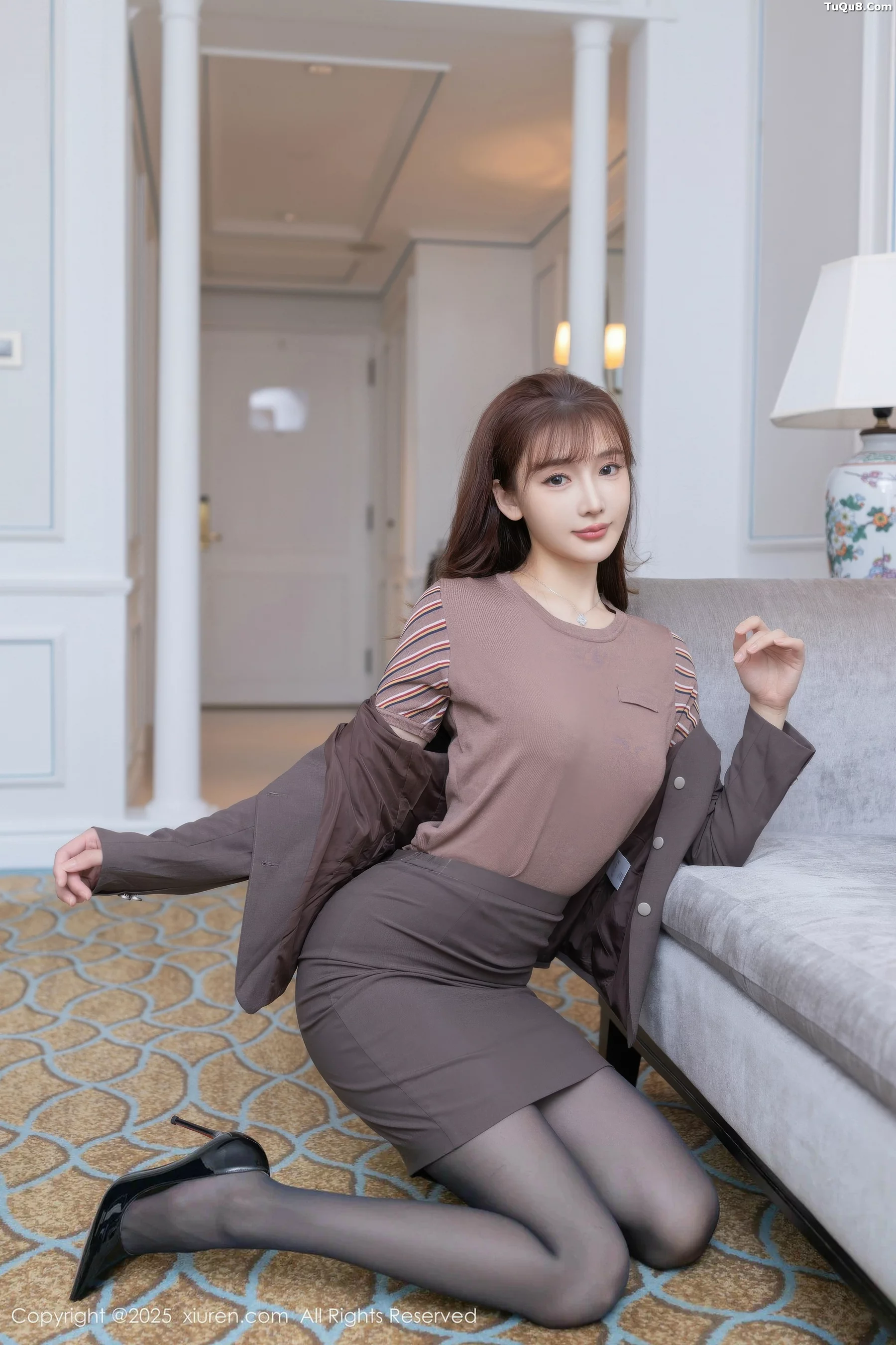 [[XiuRen秀人网]秀人网]No.10850_模特陆萱萱性感深色OL套装露紫色蕾丝内衣秀完美身材诱惑写真78P