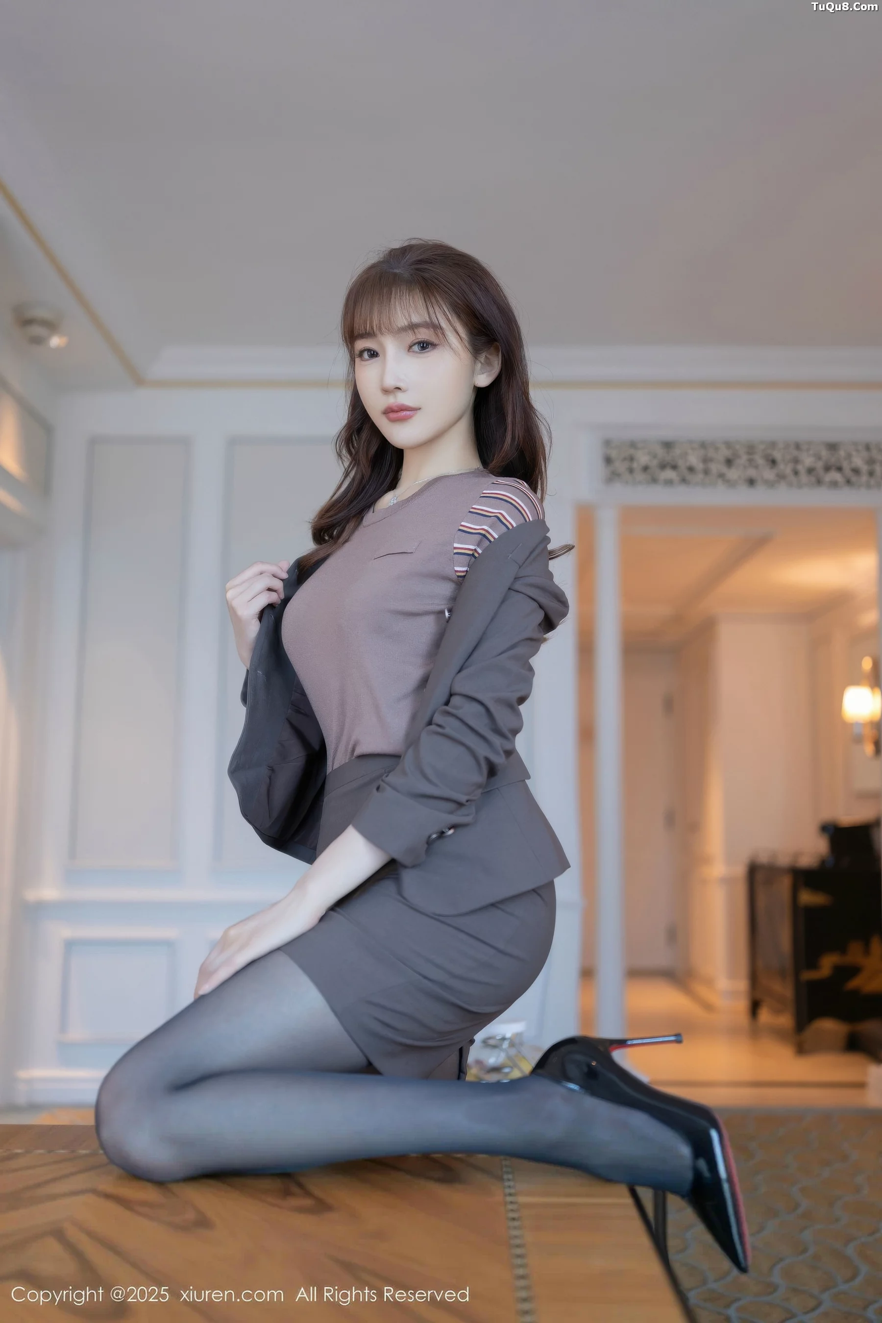 [[XiuRen秀人网]秀人网]No.10850_模特陆萱萱性感深色OL套装露紫色蕾丝内衣秀完美身材诱惑写真78P