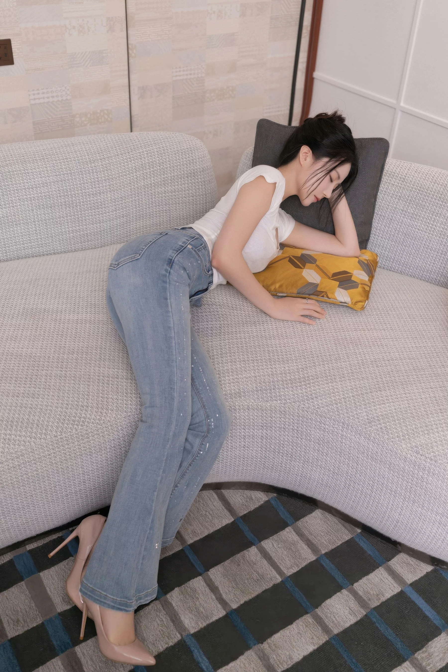 [[XiuRen秀人网]秀人网]No.10858_模特鱼子酱Fish性感暖灰蕾丝内衣配超薄肉丝秀曼妙身材诱惑写真76P