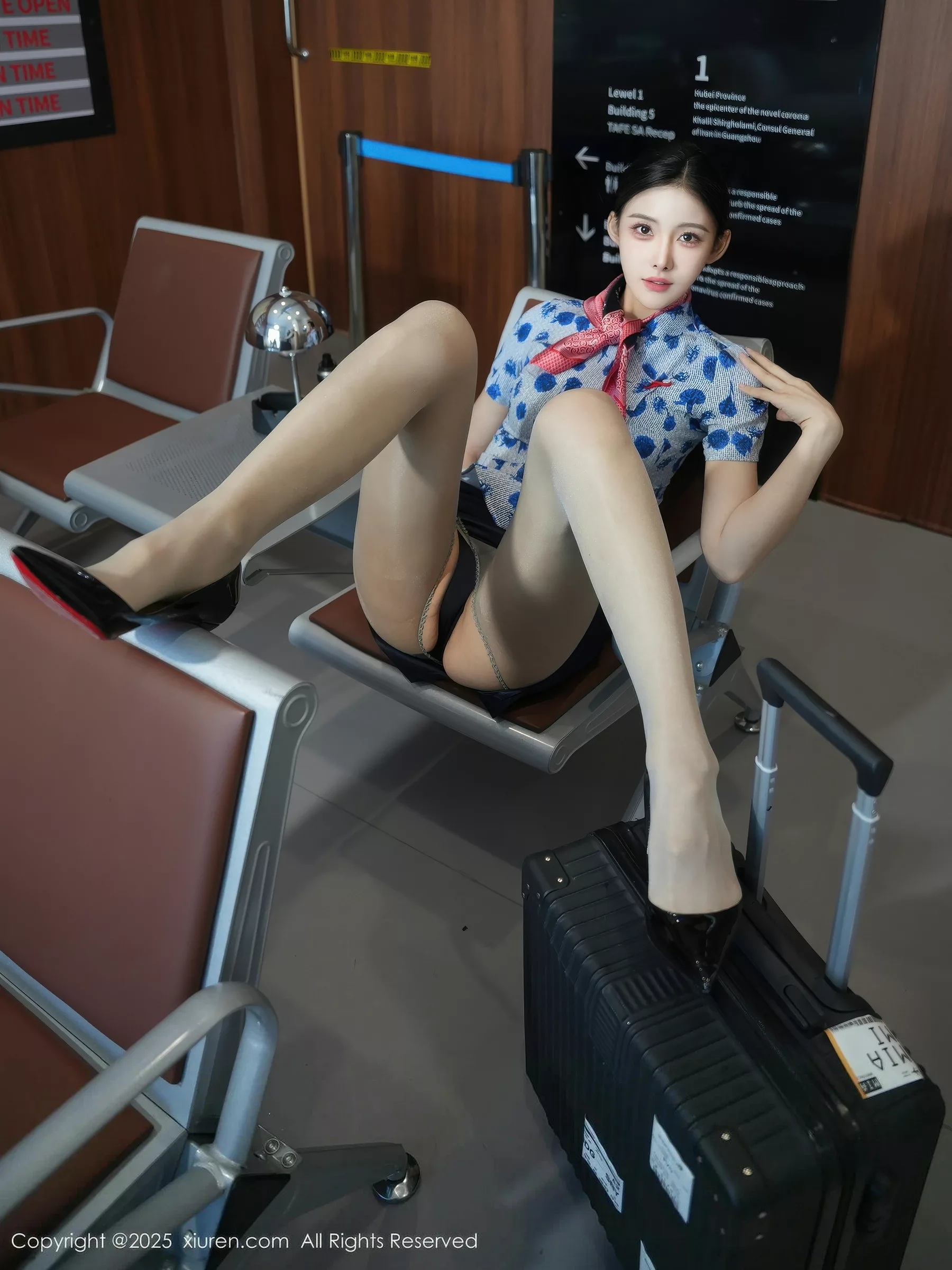 [[XiuRen秀人网]秀人网]No.10891_模特梨霜儿性感空姐制服露黑色蕾丝内衣秀丰腴身材撩人诱惑写真75P