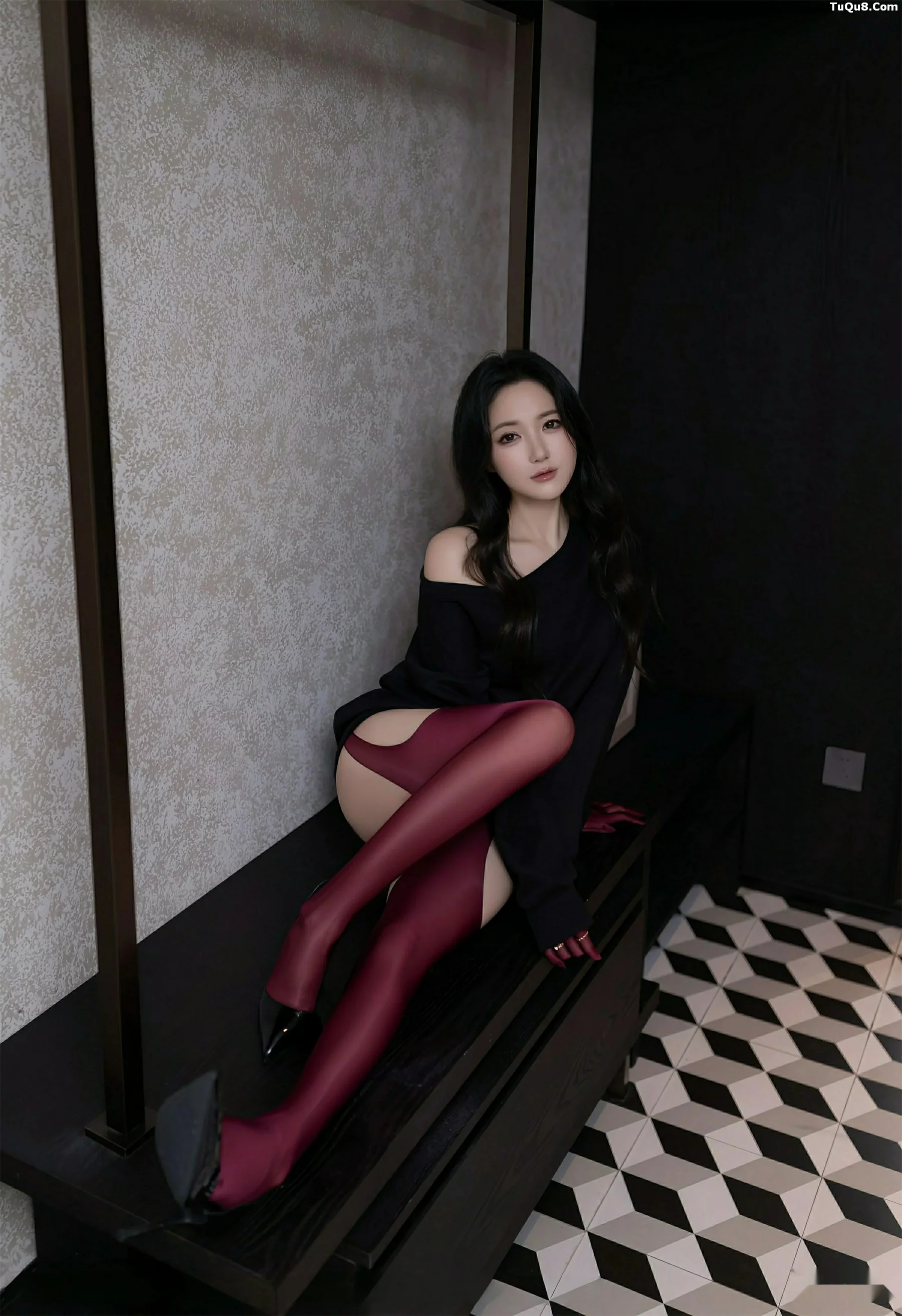 [[XiuRen秀人网]秀人网]No.10790_模特鱼子酱Fish性感黑色情趣内衣配红丝吊袜秀曼妙身材诱惑写真74P