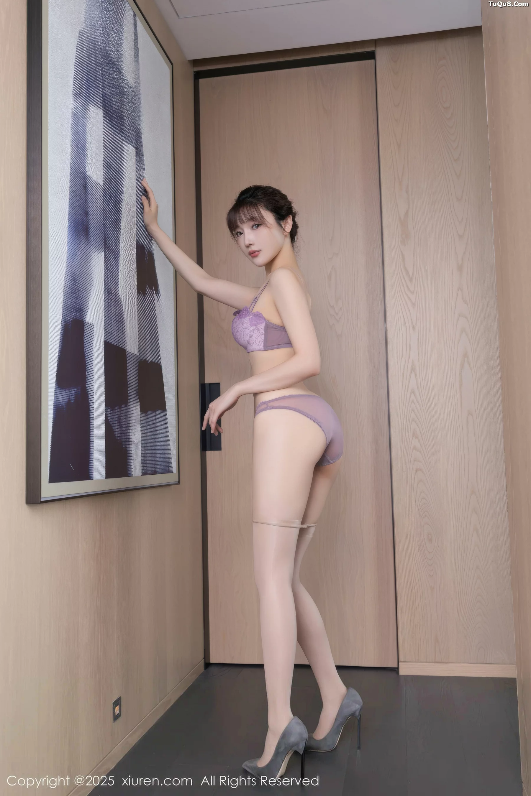 [[XiuRen秀人网]秀人网]No.10932_模特陆萱萱性感条纹服饰露紫色蕾丝内衣秀柔美身姿迷人诱惑写真80P