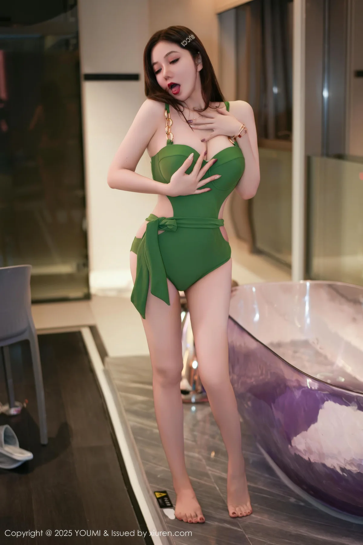[YouMi尤蜜荟]Vol.1178_女神心妍小公主性感绿色情趣连体服饰秀丰满身材撩人诱惑写真50P