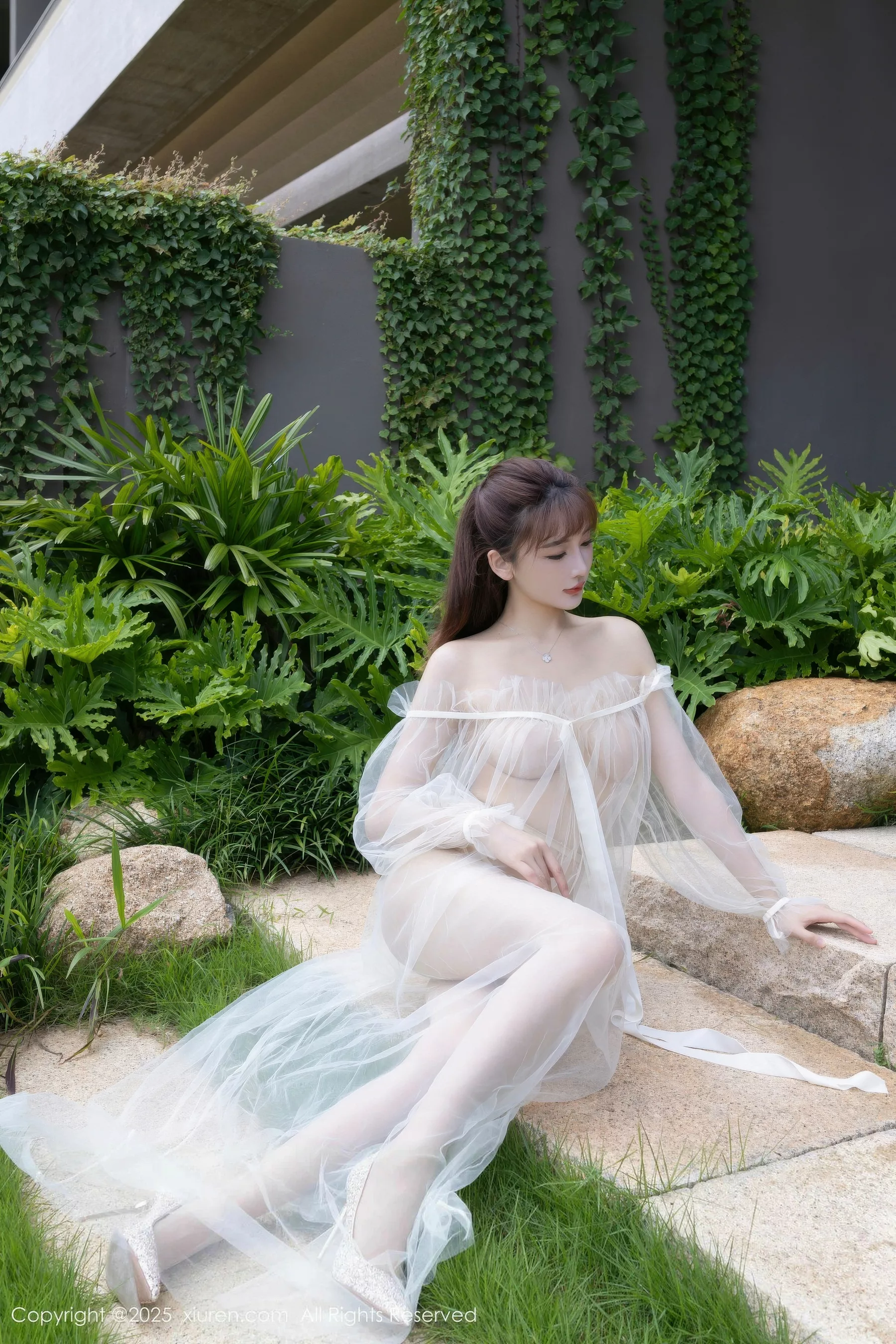 [[XiuRen秀人网]秀人网]No.10903_模特陆萱萱性感轻透白色薄纱配超薄肉丝秀柔美身姿惹火诱惑写真70P